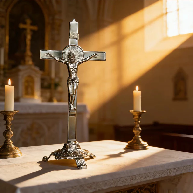 Neues hochwertiges, versilbertes katholisches St.-Benedikt-Kruzifix mit verziertem Sockel, stehendes Kreuz für den Gottesdienst auf dem Tisch und die tägliche Andacht. – Detail 4