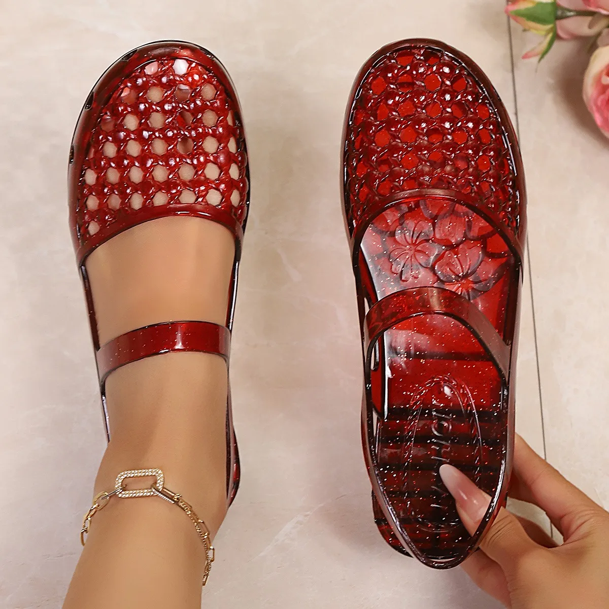 

Новые женские сандалии-желе 2026 года, ажурные плетеные сандалии на плоской подошве, мягкие и удобные пляжные сандалии, водонепроницаемые летние слипоны