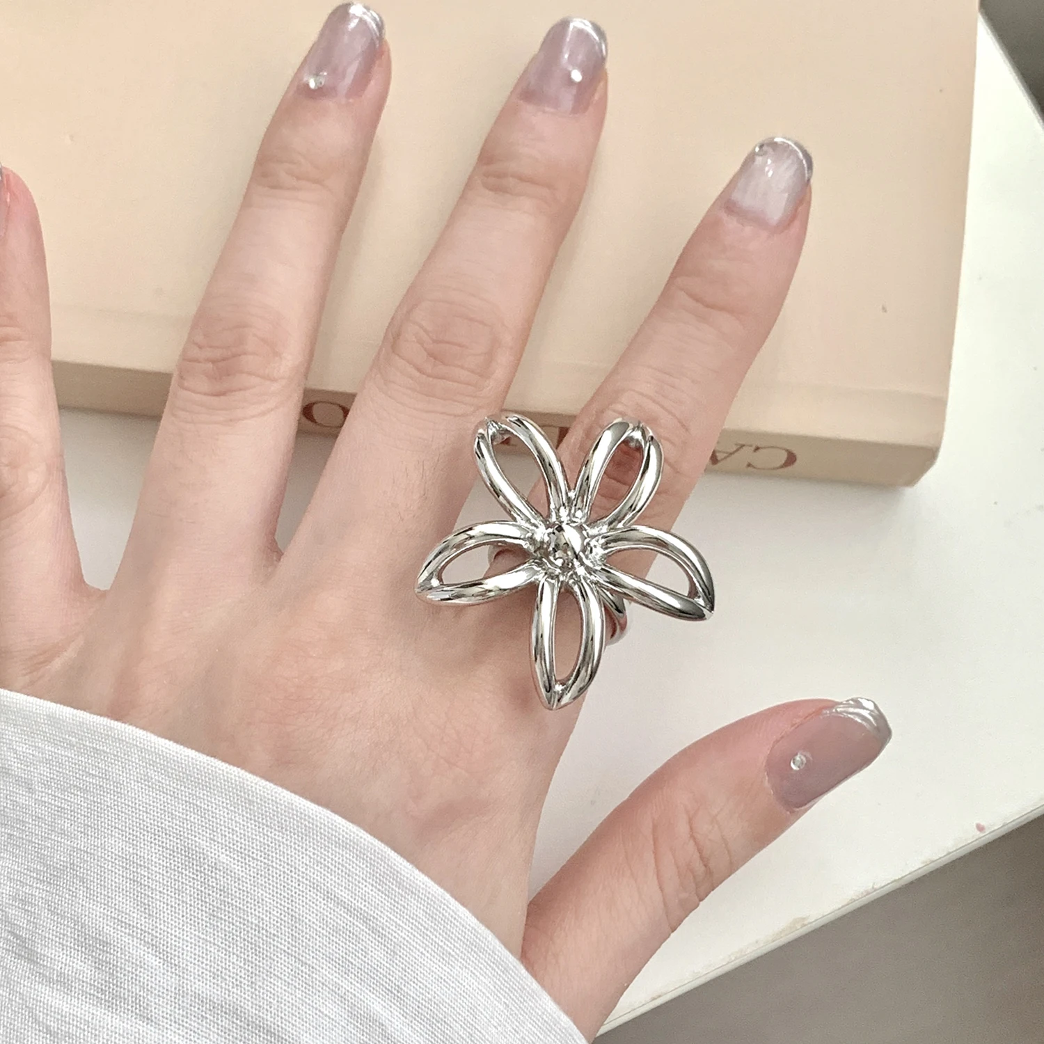 

Elegant Open Ring for Women with Large Flower Design Nightclub Fashion Accessories Luxury Feelings Daily Wear Copper Material