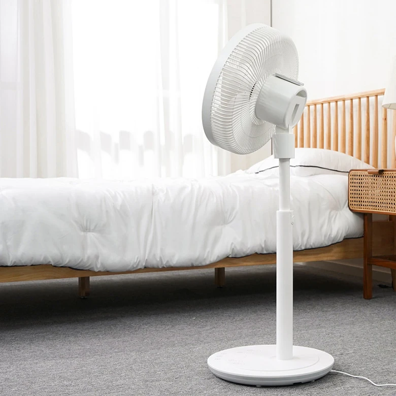 Ventilador de suporte Acdc de carregamento elétrico de pedestal sem fio pequeno de plástico de vento forte extensível de luxo personalizado com Tuya Wifi