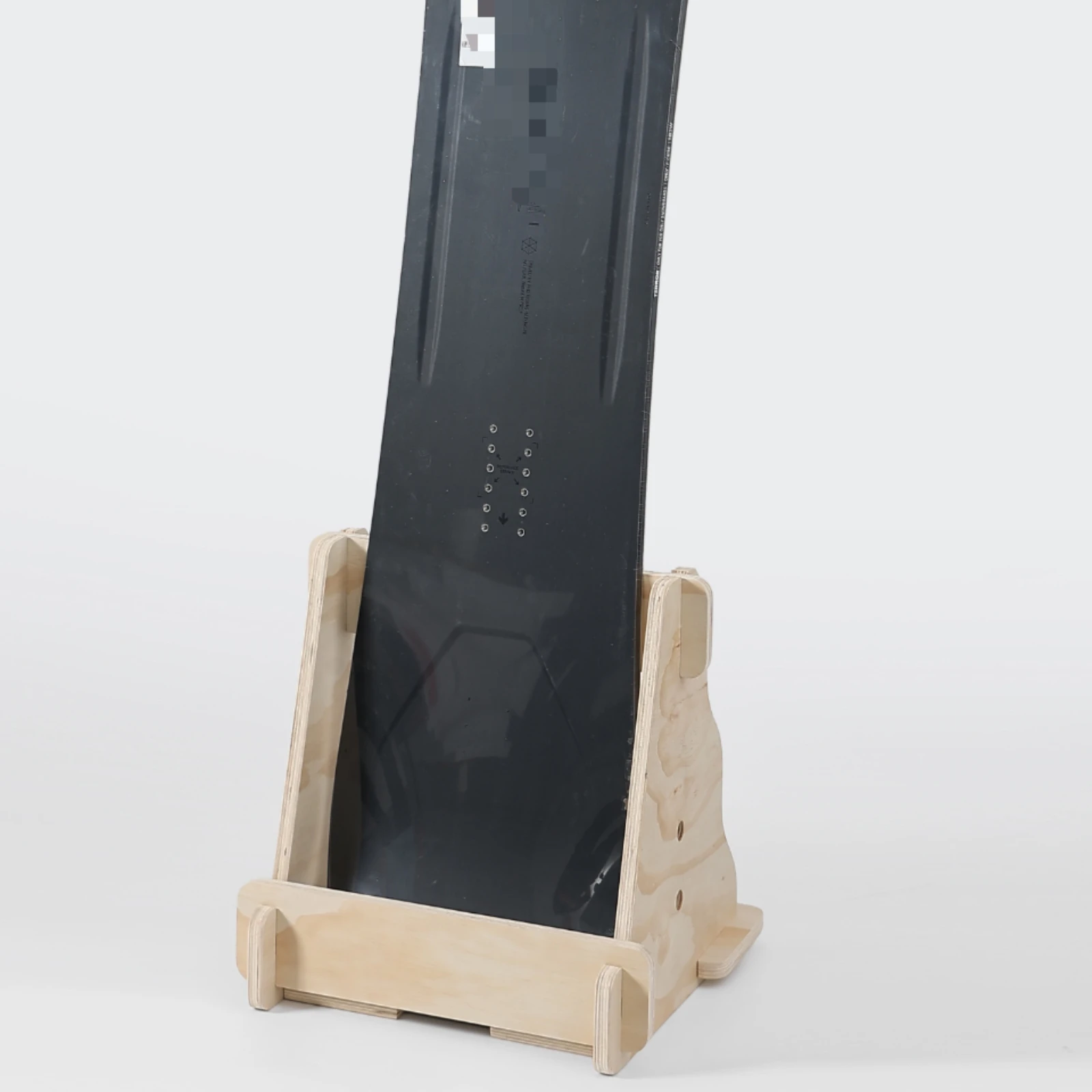 ski-snowboard-rack-rounded-panels-freestanding-ski-rack-flat-front-support