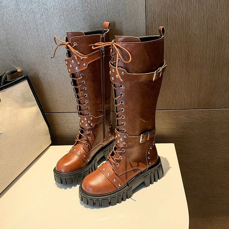 

Осень/зима 2023, новые толстые ботинки, рыцарские сапоги, большие размеры, высокие сапоги на платформе с круглым носком и заклепками, пряжкой ремня