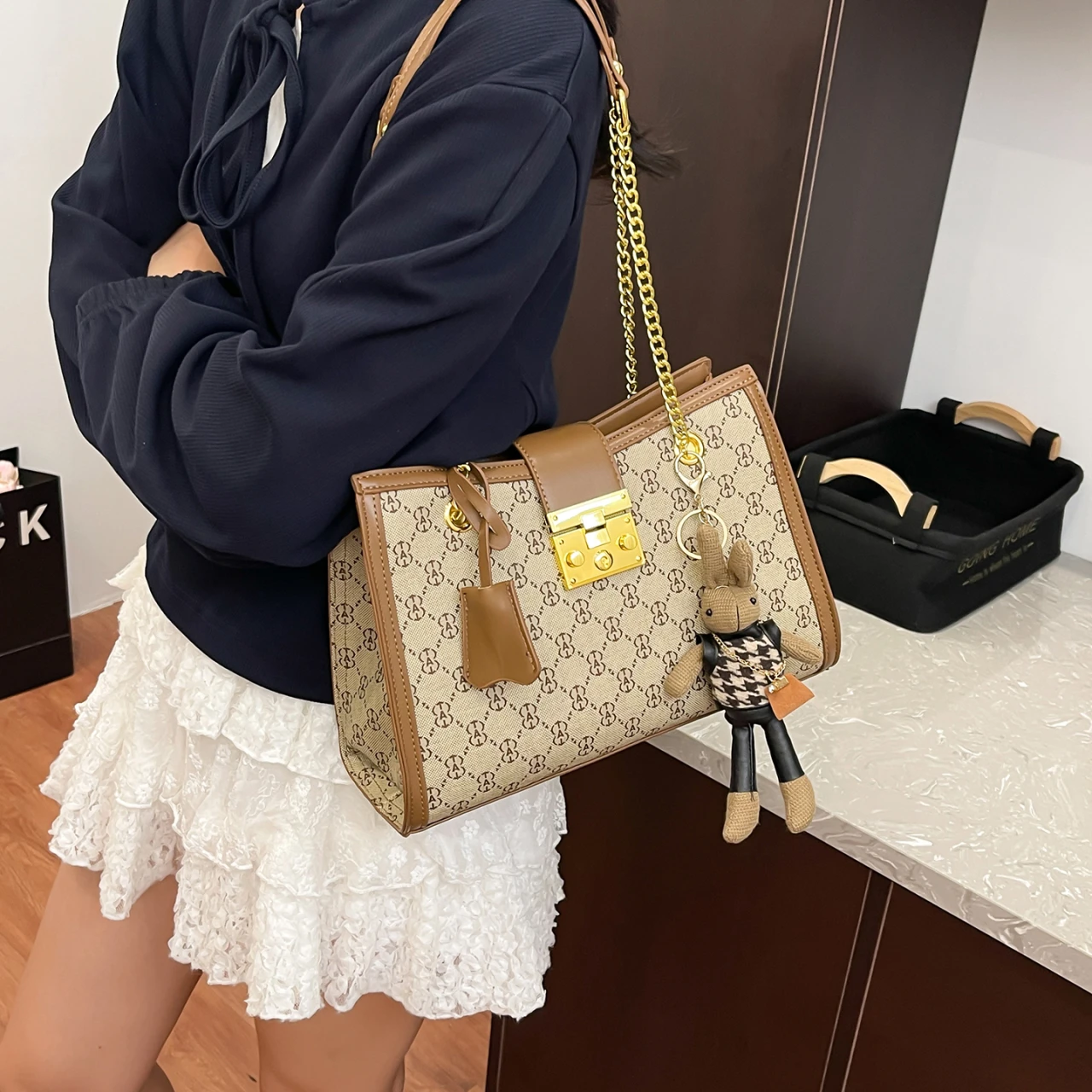 

2025 New High-end Ladies Leather Crossbody Bag Luxury Brand Famous Designer Simple Elegant Paris