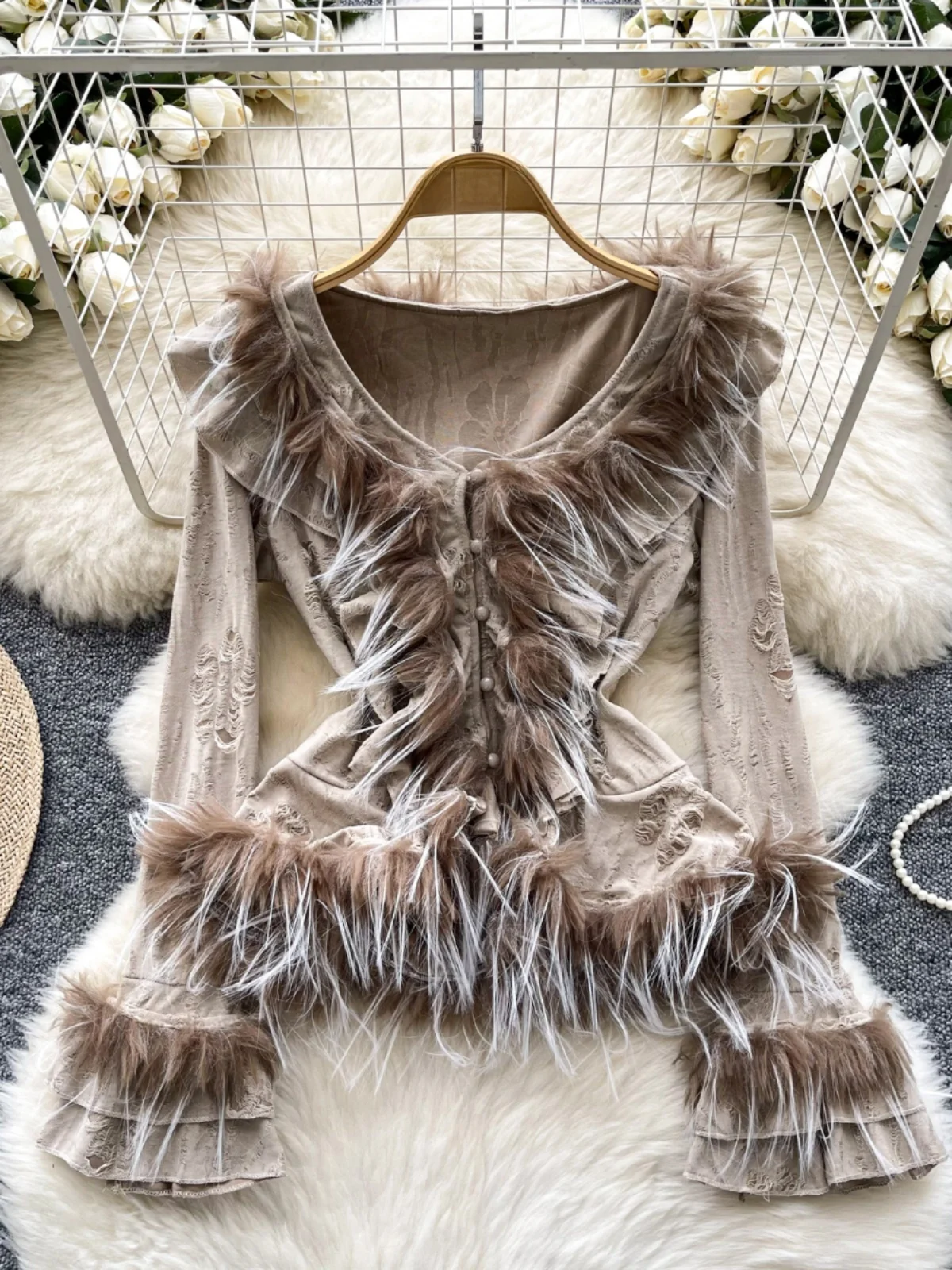 

Spicy Girl Sle Bell Sve irt Women's Faion Feather Worn out Design Lightweight Luxury Top Korean Loose Fit Long Sve