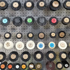 Set von 5 Stücken Polierbürste, 52 mm, schwarze Borsten und braune, abrasive Pinsel mit gelbem Plastikmitte, Schmuckwerkzeugen 6 Hauptverkauf schwarzes Klavierpolieren - №1