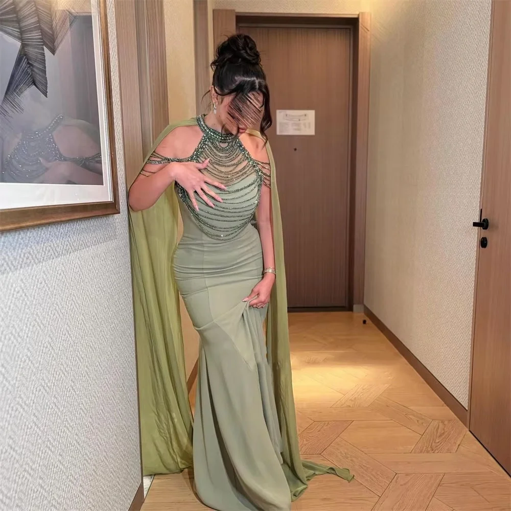 Aangepaste prachtige kralen vrouwen galajurk mouwloze charmante zeemeermin halternek feestjurk ruches vrouwen avondjurk