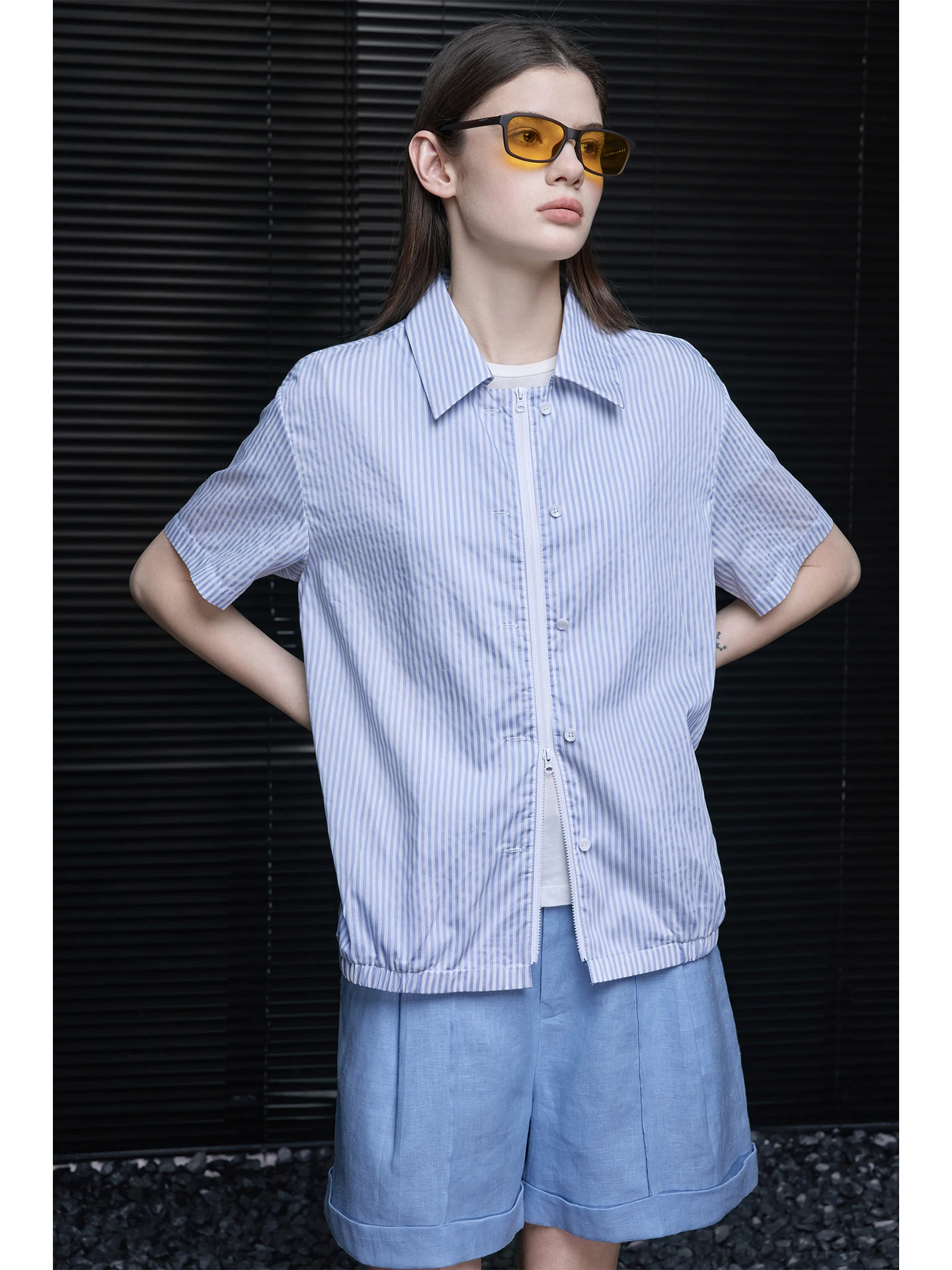 

Весна-Лето 2026: Женская свободная рубашка-жакет в полоску с коротким рукавом, повседневный уличный стиль, из смесового жесткого волокна, легкий уход