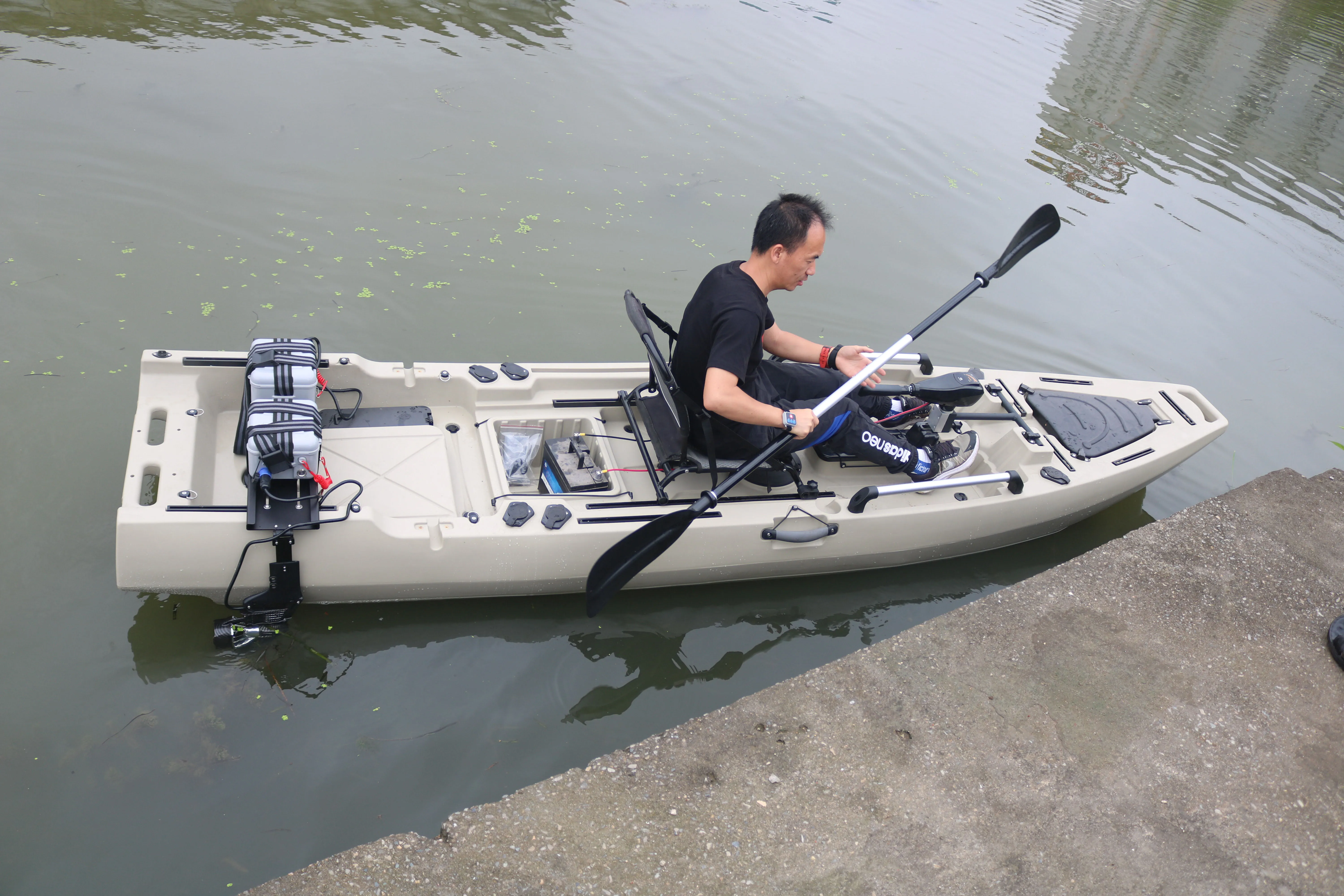 Vicking Kayak da pesca per persona singola da 3,8 m con sistema di trasmissione a pedale o kayak da pesca a motore elettrico in plastica dura in venditaMaterial