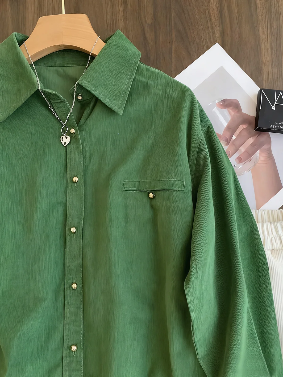 Camisas de pana verde, chaqueta para mujer, Otoño Invierno, nueva blusa de manga larga con cuello vuelto, ropa sencilla de un solo pecho, Top