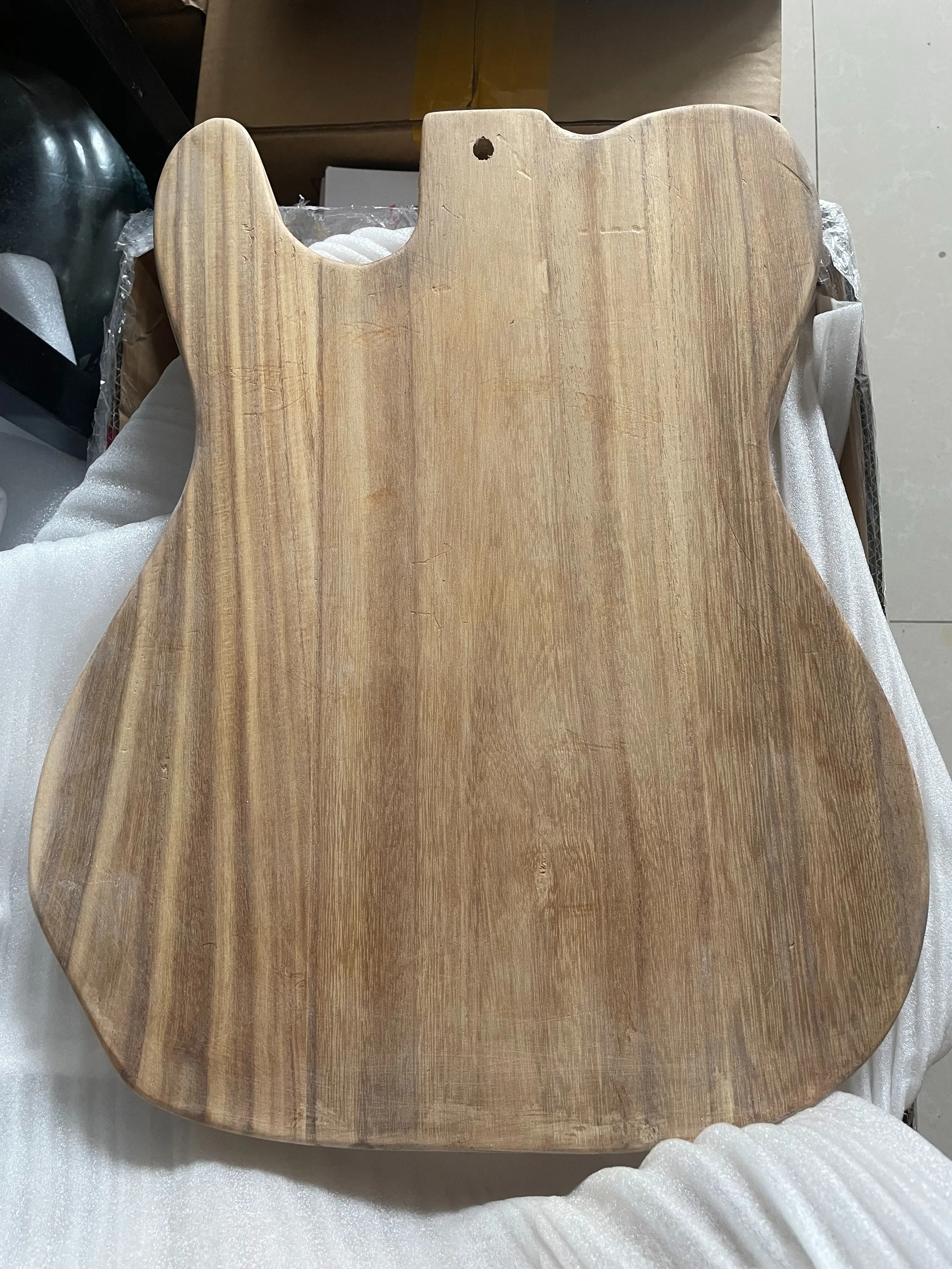 Unfinished Piulownia Wooden Barrel, Water Wave Maple Veneer, Beautiful T-Style Electric Guitar Body, Unfinished