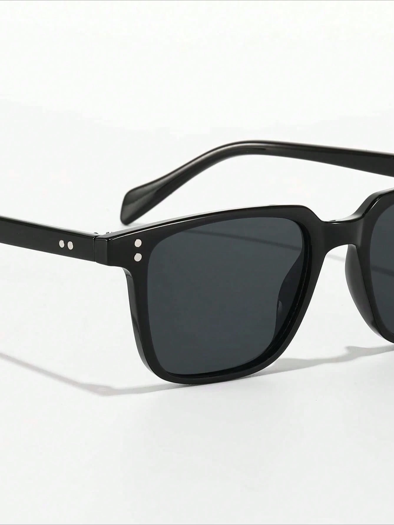 نظارات شمسية عصرية مربعة الشكل للجنسين مع زخارف أظافر الأرز، مناسبة للقيادة والخروج