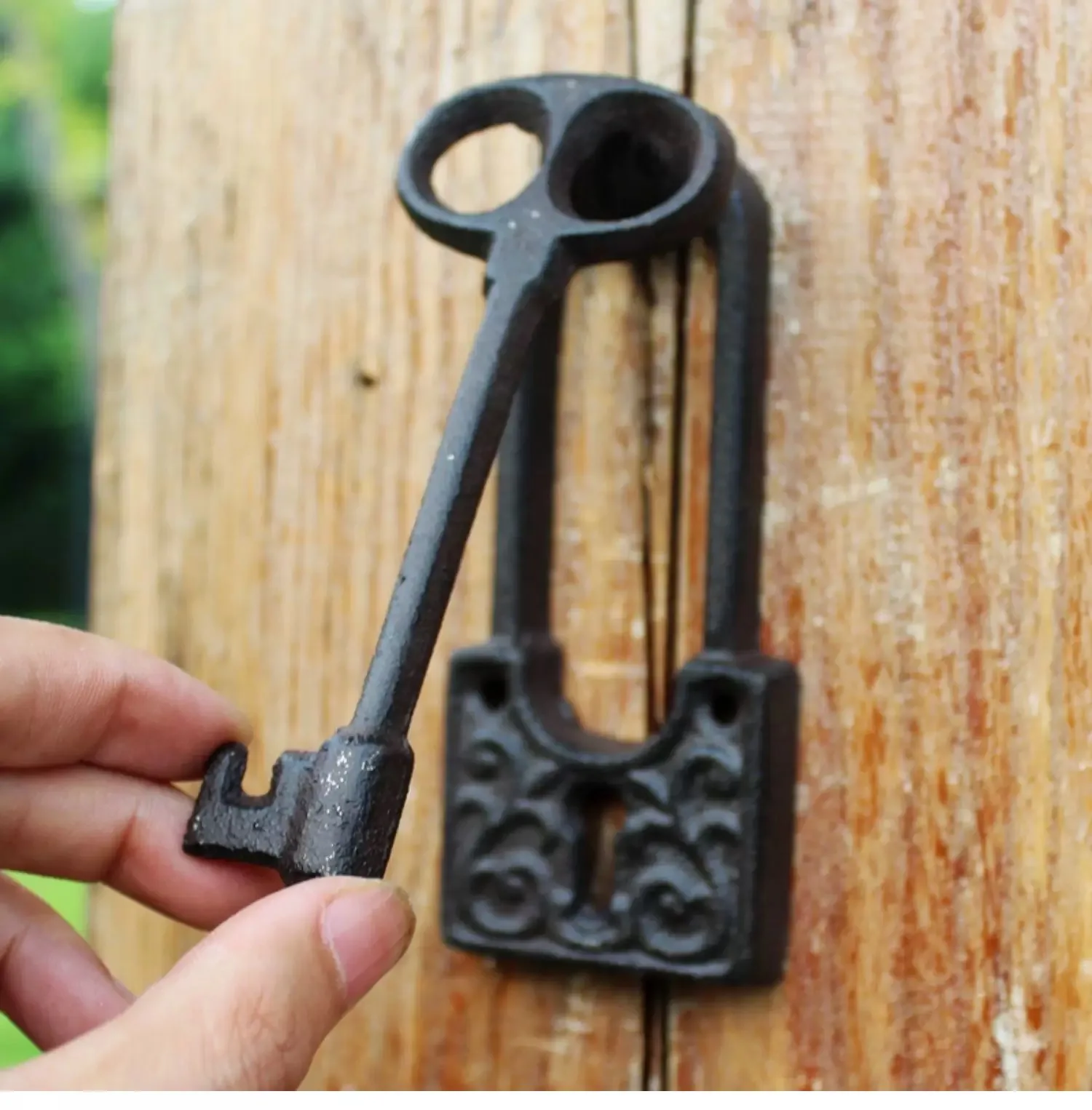 

Vintage Cast Iron Door Knocker, Black, Decorative Wall Mount, Traditional Style, 13.2x5.3x3cm