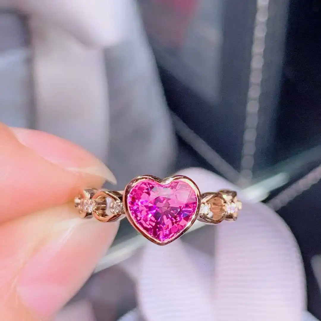 

Красный турмалин Heart of Devotion длиной 2,03 карата из 18-каратного золота с бриллиантовыми акцентами, романтическое заявление