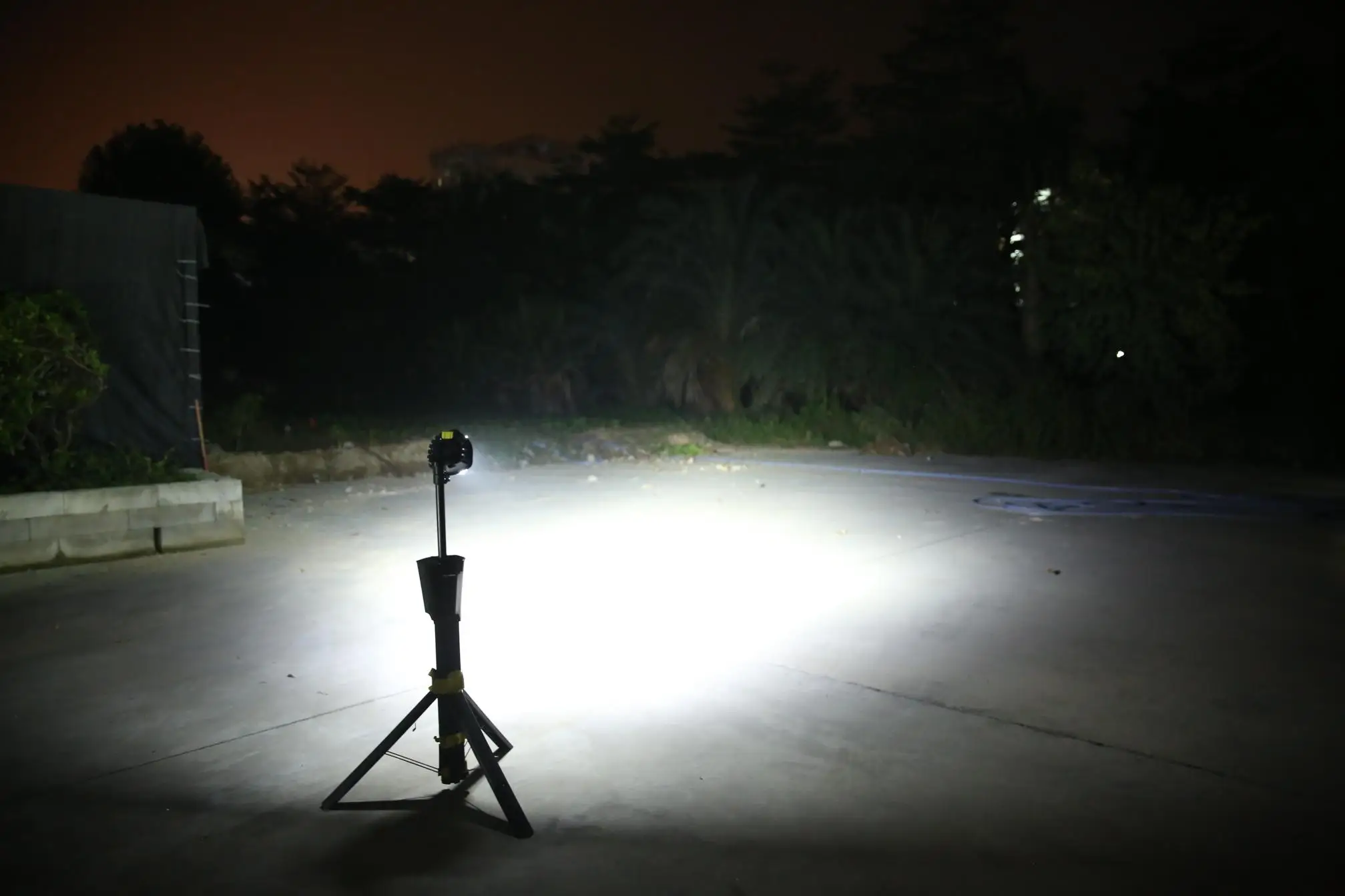 

Portable LED Work Light Tripod Floodlight Outdoor Camping Flood Lamp