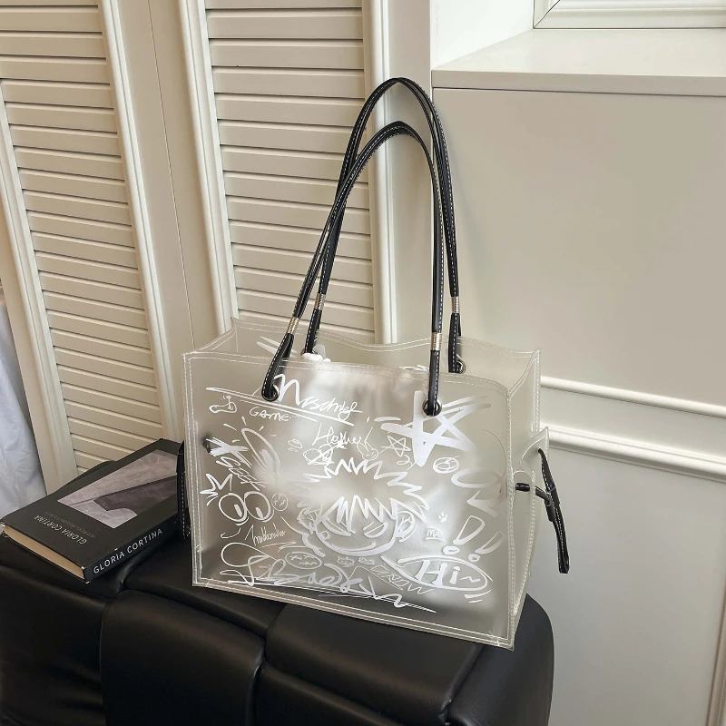 

Новая прозрачная сумка-кроссбоди из ПВХ, большая вместительная модная и универсальная сумка через плечо, стильная сумка для поездок на работу с граффити-дизайном.