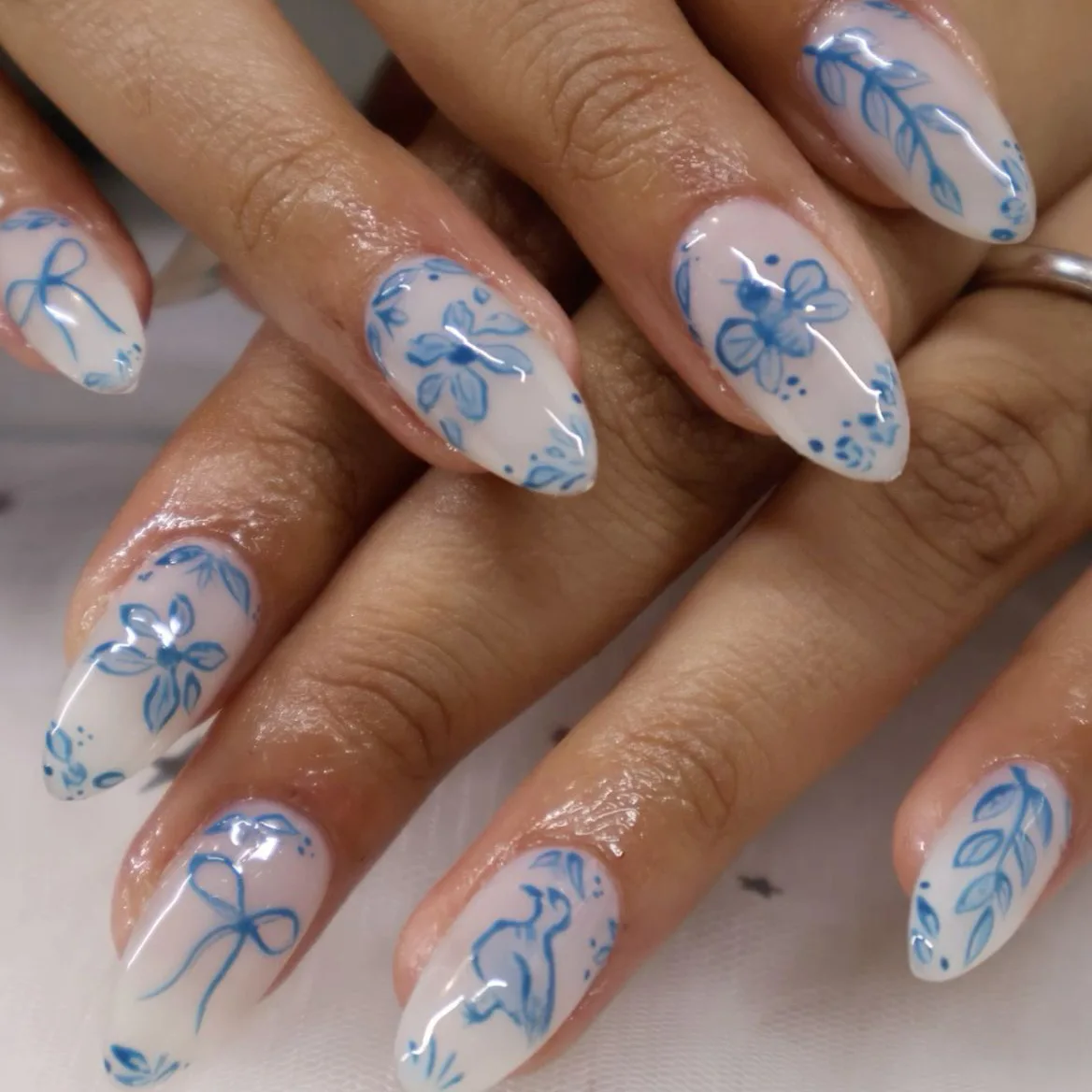 24Pcs White Flower Short Almond Press-on Nails Set Glossy Acrylic Full Cover Blue French Fake Nails Arts For Women and Girls image 5