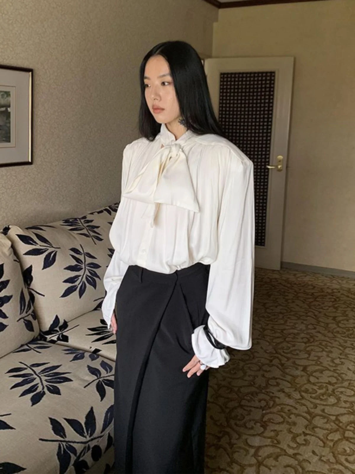 

Белое платье-рубашка с V-образным вырезом и поясом, женское, с длинным рукавом, свободного кроя, миди, в корейском стиле, для повседневной носки, модное, из полиэфирного волокна