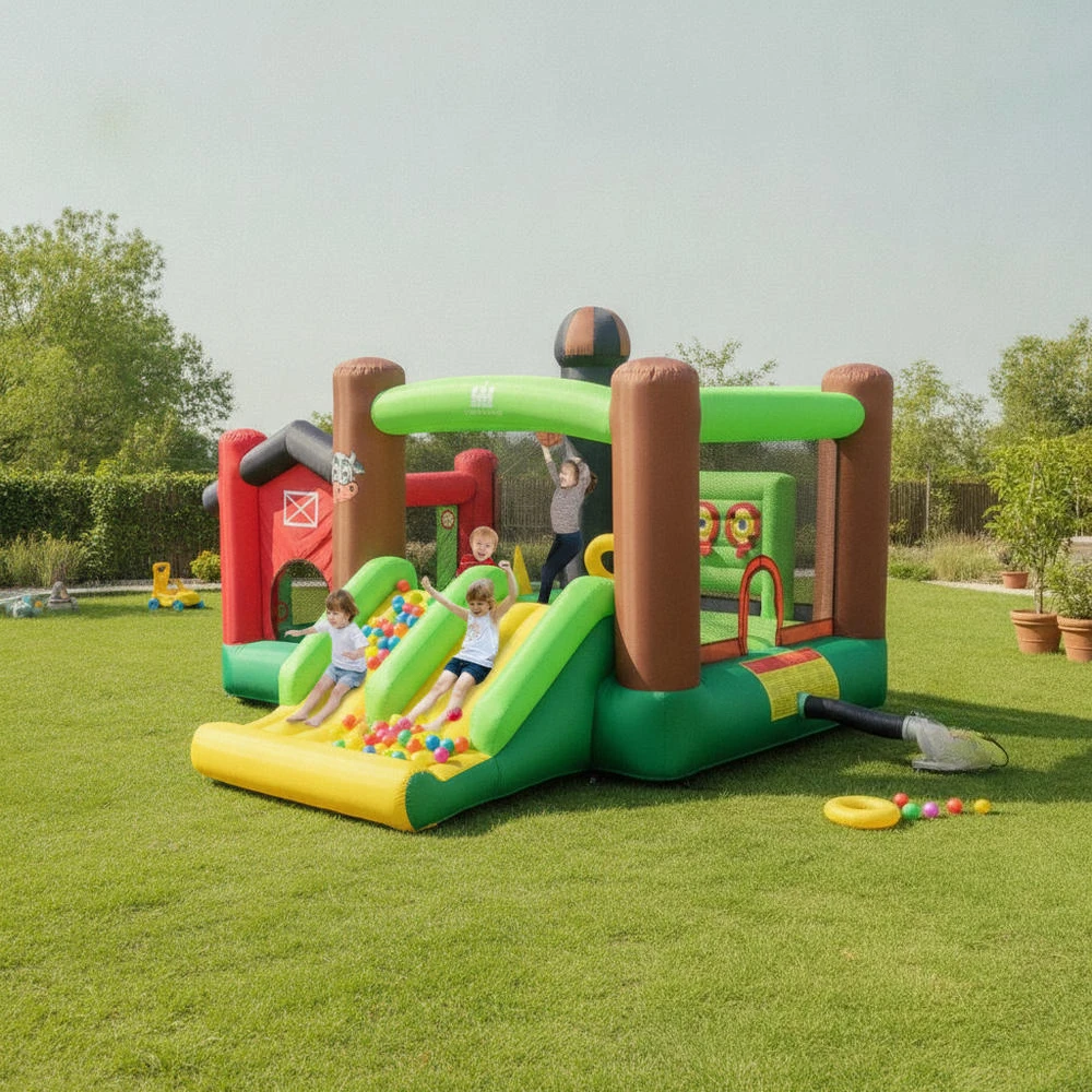 Château gonflable multicolore avec double toboggan, piscine à balles, jeu de lancer d'anneaux, jeu de tir et panier de basket pour loisirs en plein air. Expédition depuis un entrepôt local.