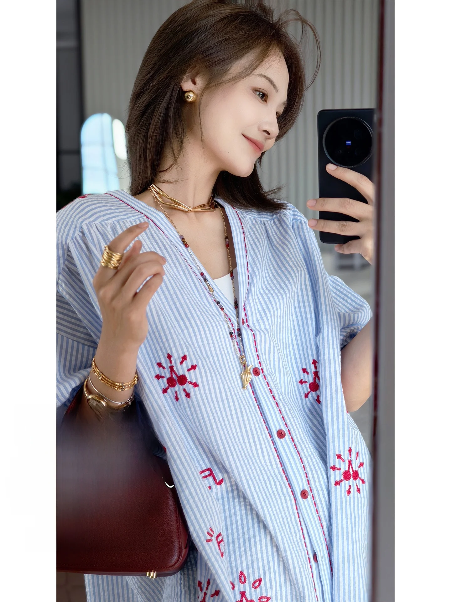 

Красная вышитая хлопковая блузка Meiyang Ruche с рукавами-фонариками и V-образным вырезом, повседневная, свободного кроя, с длинными рукавами, в художественном стиле.