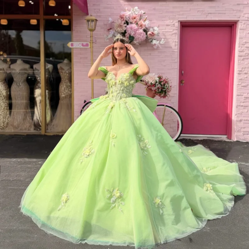 

Зеленое платье для квинсеаньеры с открытыми плечами, блестящими 3D цветочными аппликациями, длинным шлейфом и бантом, платья для 15-летия. ﻿ Настройте на свой вкус
