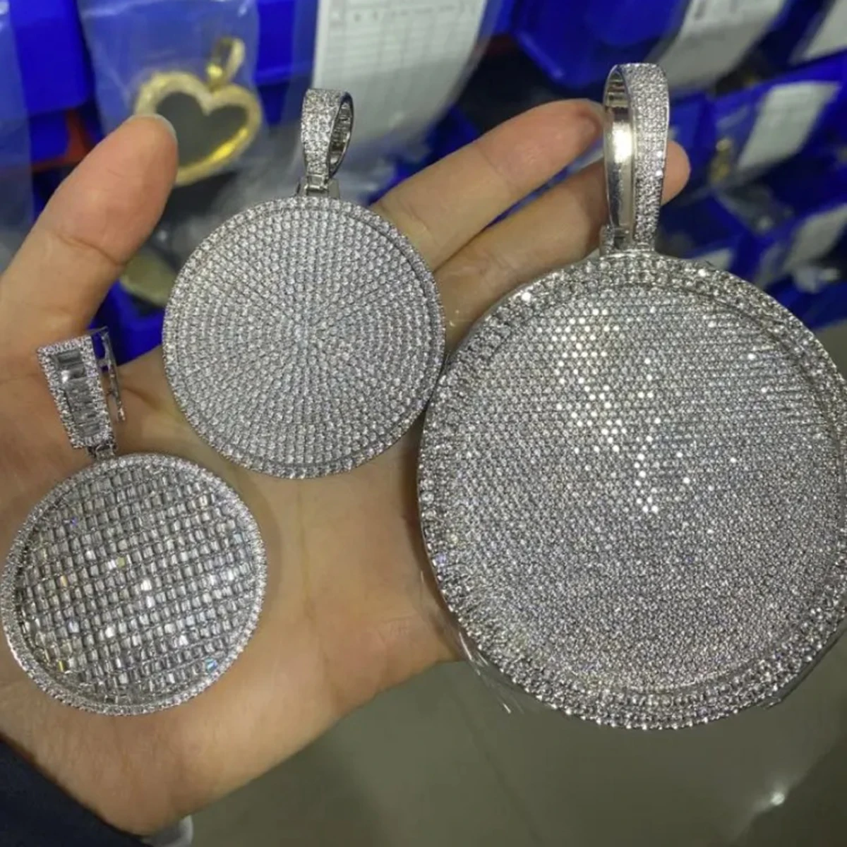 بلينغ الملك 3 أحجام ميدالية مستديرة مخصصة الذاكرة صور قلادة قلادة معبد تشيكوسلوفاكيا نقش الظهر الرجال النساء الهيب هوب مجوهرات