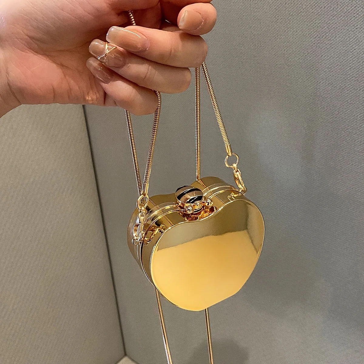 

Chic Heart-Shaped Mini Bag – Classic Textured Design With Elegant Chain Strap – Perfect for Every Occasion