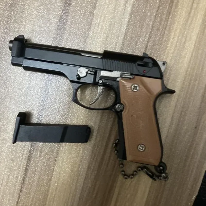 1:3 スケール合金 M92 ピストルミニガンメタルキーホルダー M92 ピストルキーホルダーそわそわおもちゃ PUBG 銃のおもちゃギフト Pubg 装飾おもちゃ