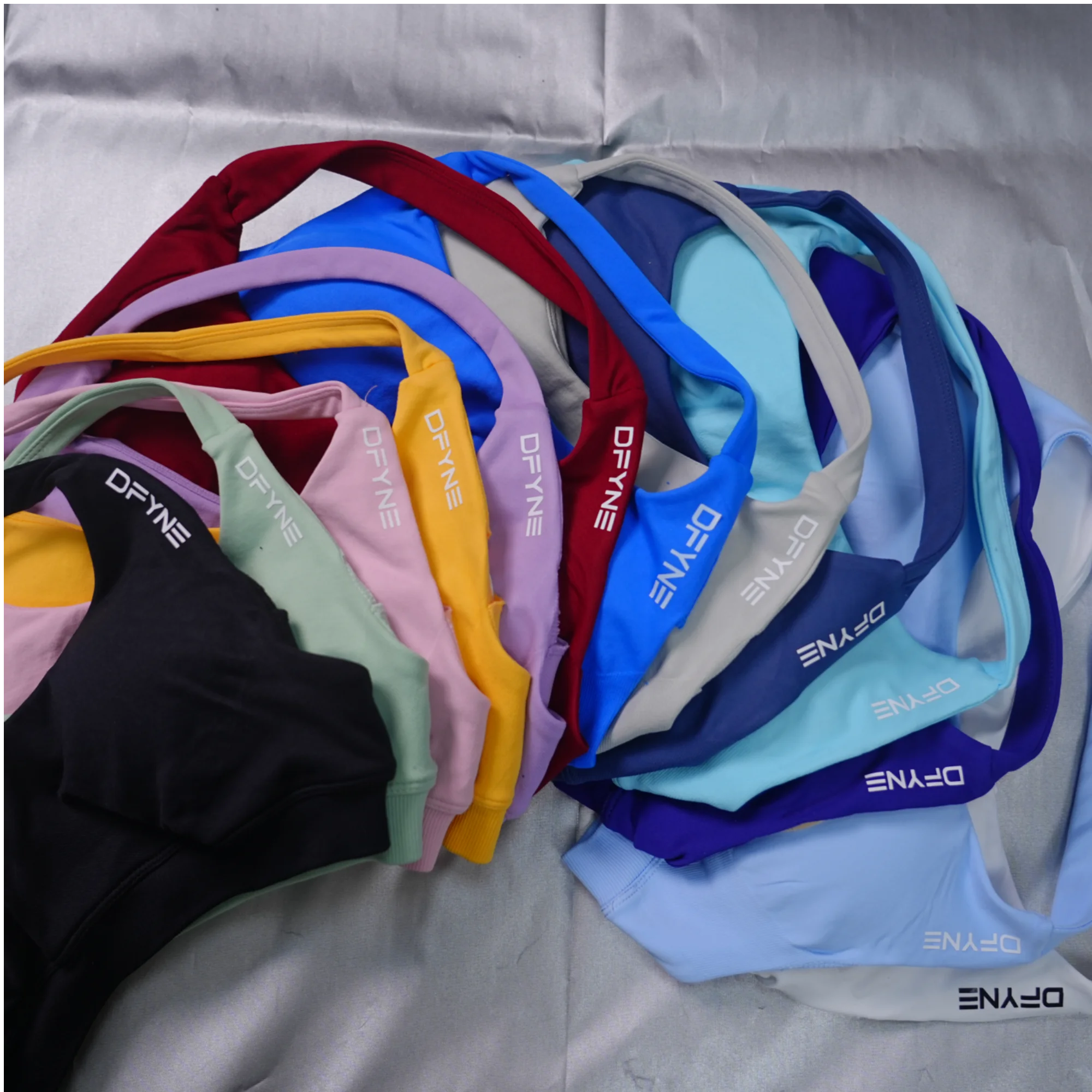 Reggiseno sportivo da yoga con logo Reggiseno da donna senza cuciture con scollo all'americana aperto sul retro Reggiseni da yoga con supporto medio Top corto da palestra Abbigliamento sportivo imbottito