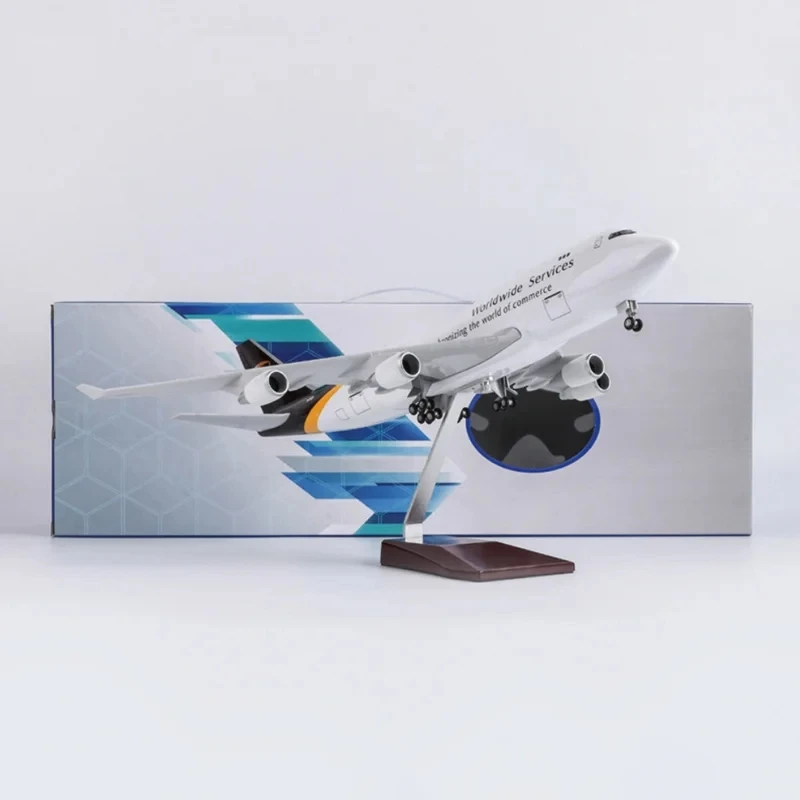 Imagem -03 - Die-cast Resina Aviões Ornamento com Luzes Led Ups Boeing B747 1:150 Escala 47cm 747