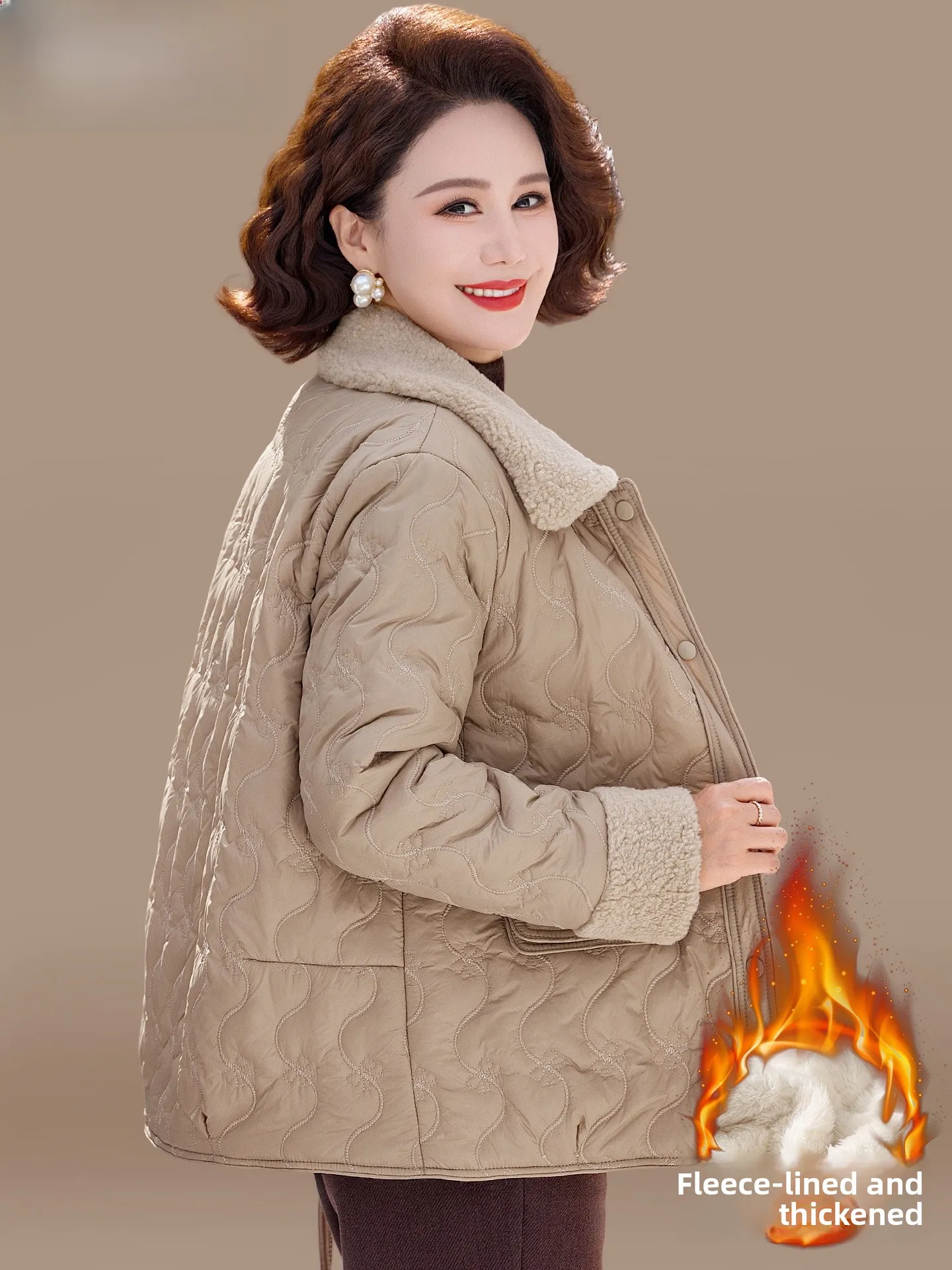 

Легкая зимняя куртка-пуховик для женщин среднего и старшего возраста: модная, свободного кроя, с воротником-стойкой