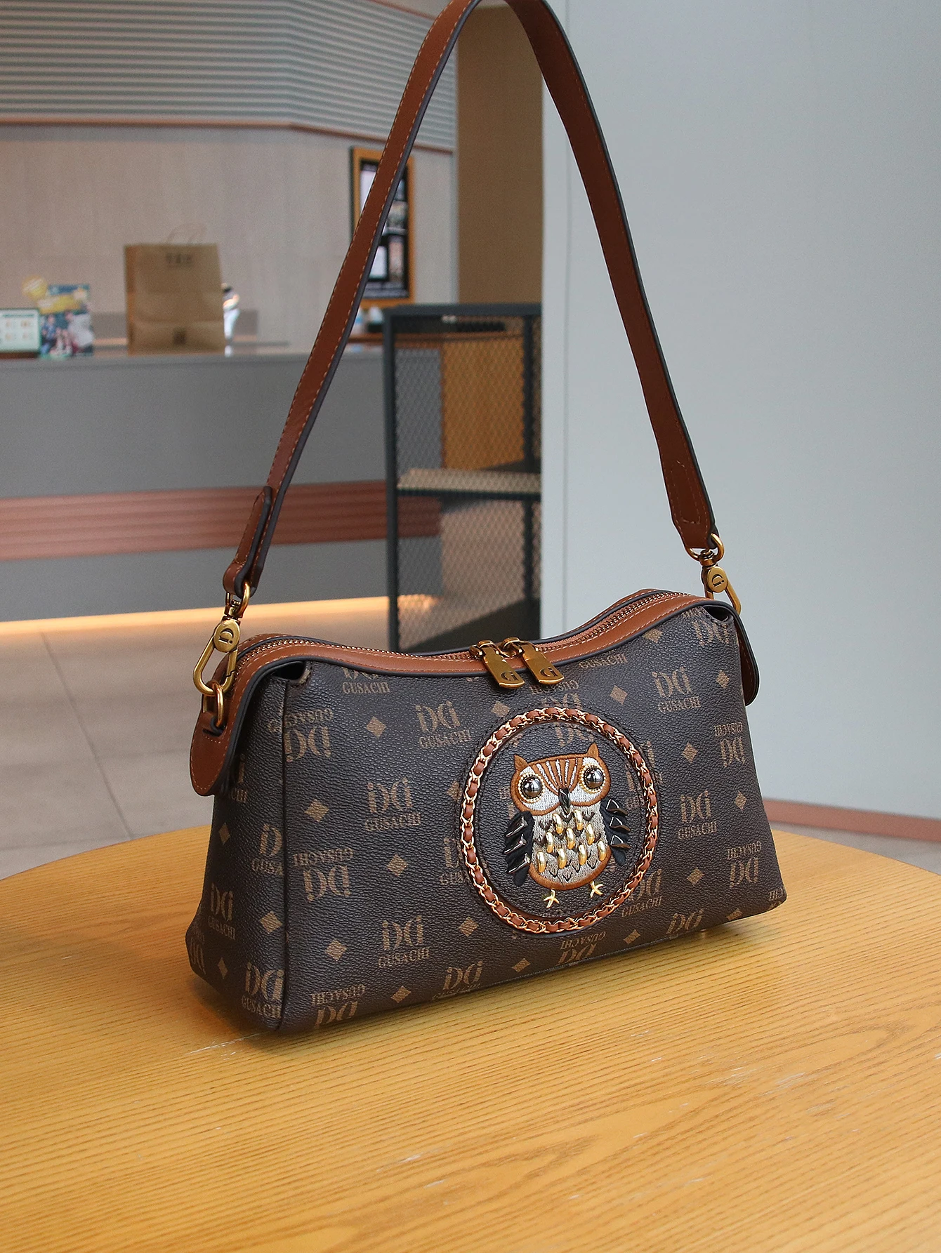 Spring and summer new presbyopic owl embroidered line shoulder bag retro printing Joker middle-aged mother bag heavy hardware la