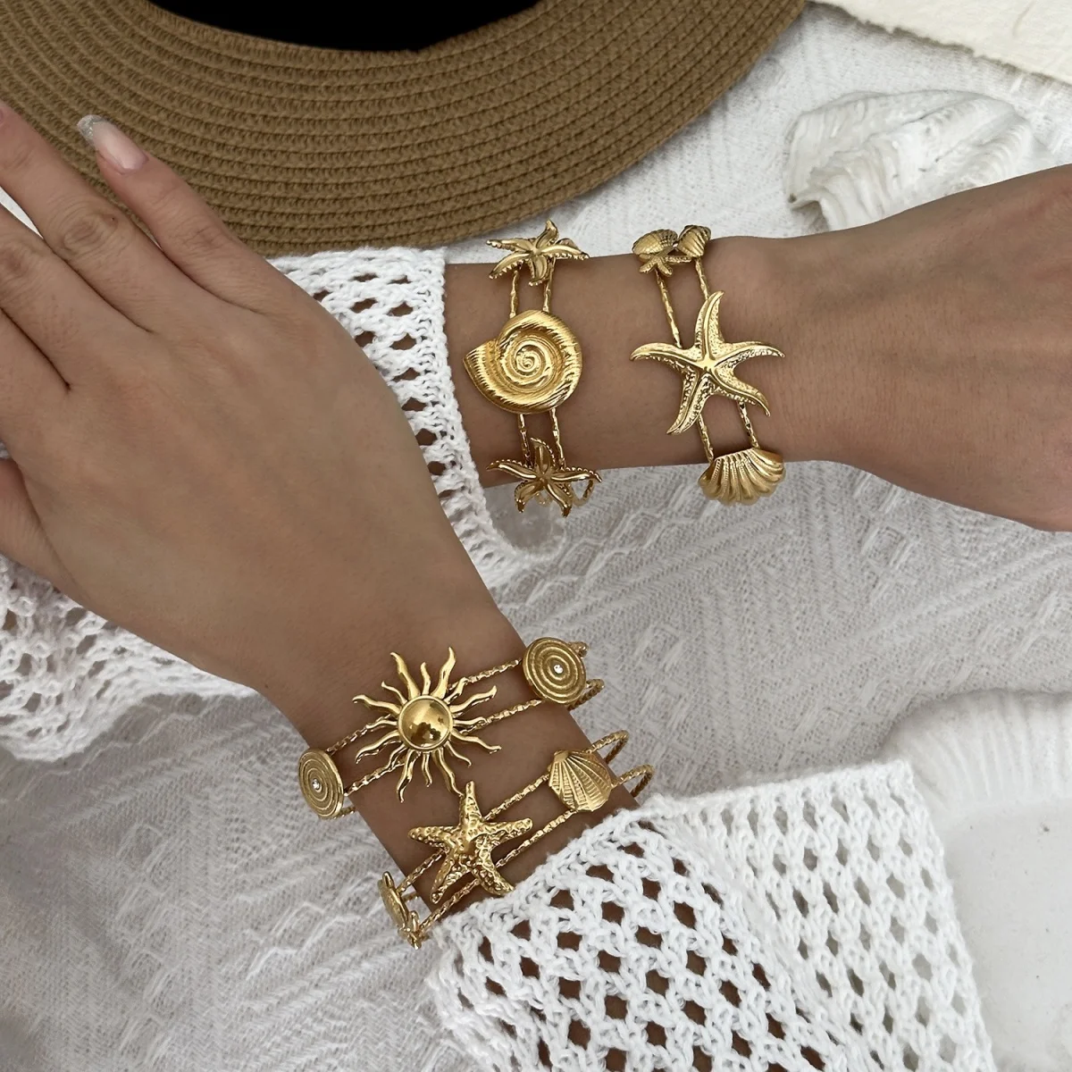 Mehrliniger Armreif aus Edelstahl mit Seestern-, Muschel-, Quallen-, Seepferdchen-, Sonnen- und Schildkrötenmotiven für Damen und Herren, Sommer-Schmuck. – Detail 5