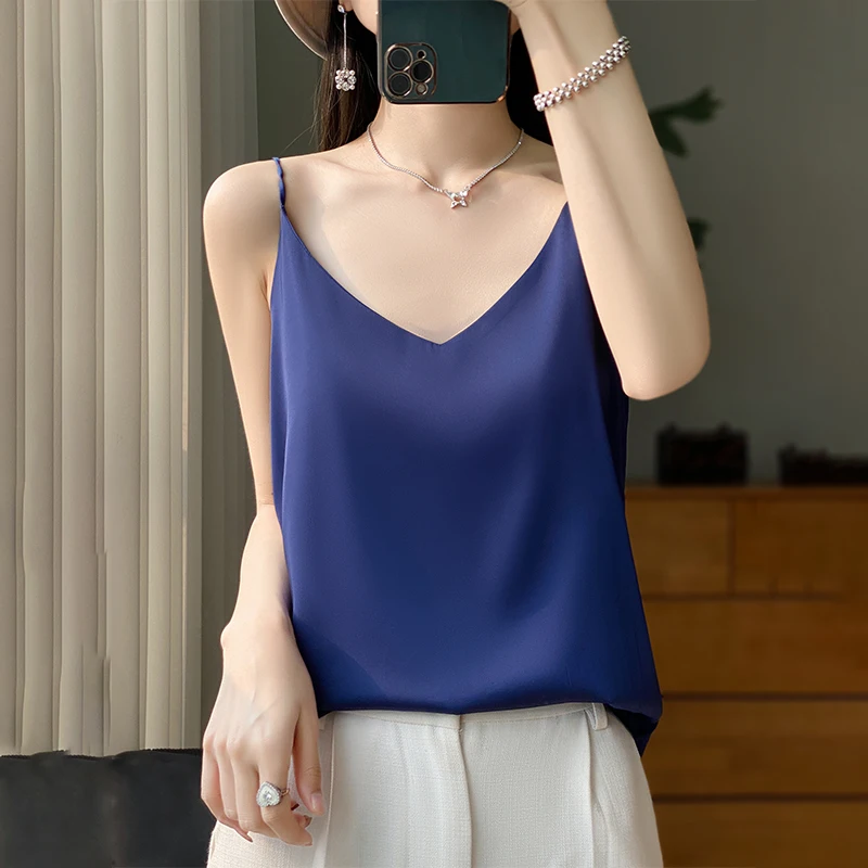 Silk V-neck Sleeveless Top Slimming and Versatile, Simple and Elegant. New Style for Early Spring and Summer.