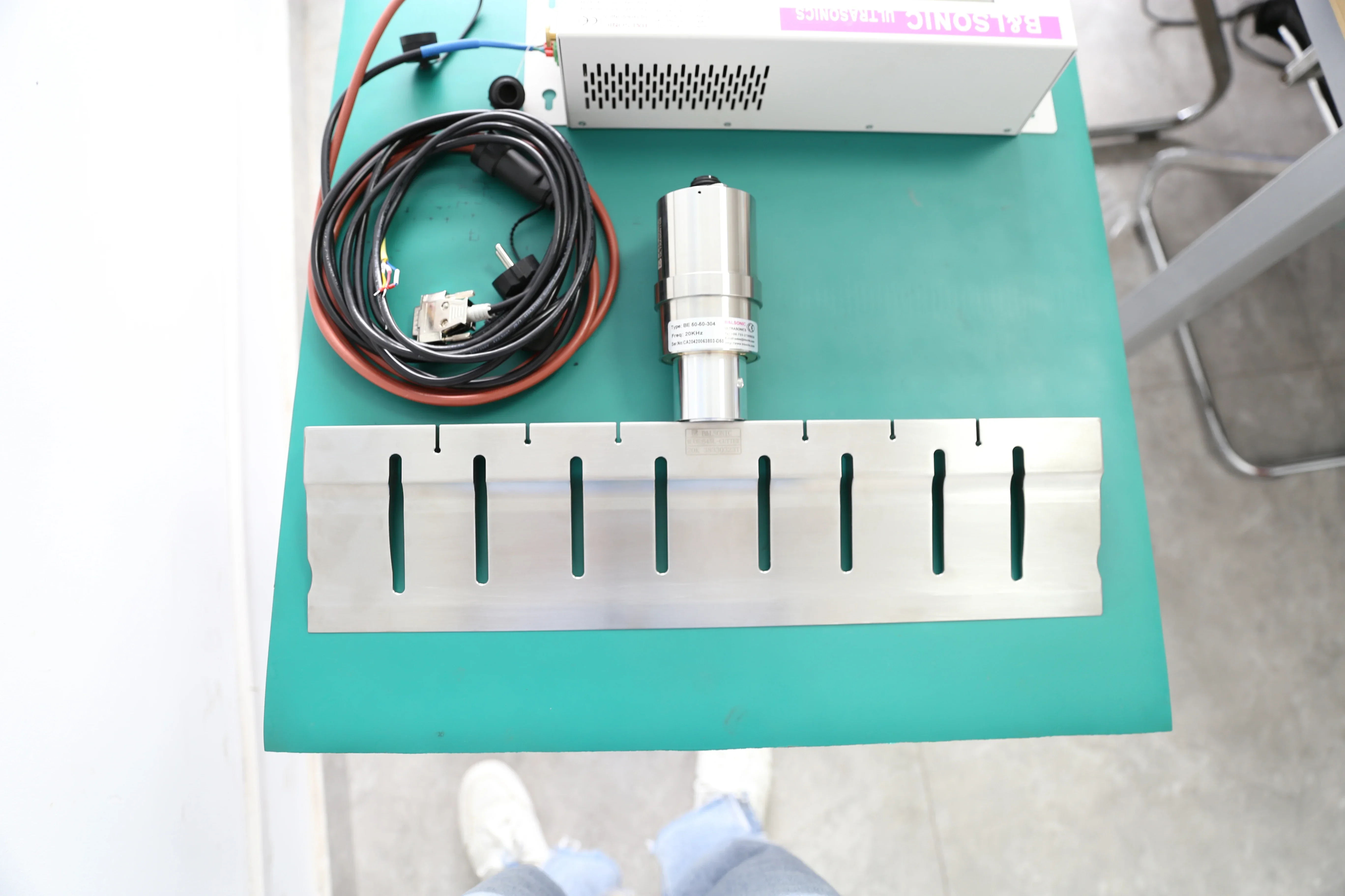 

2025/Special Titanium Blade Ultrasonic Food Cutting Machine Ultrasonic Cutting Knife