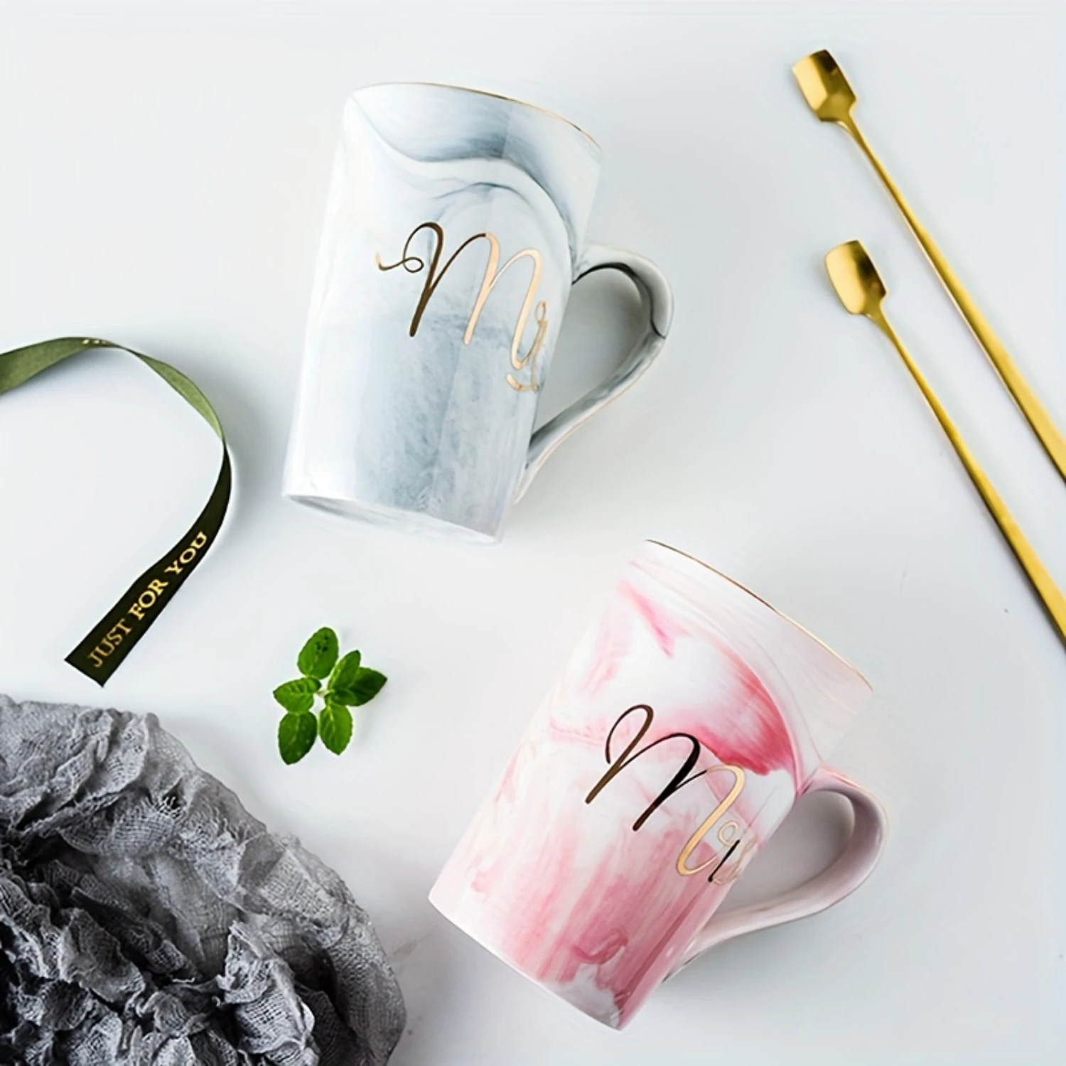 Кофейные кружки Mr & Mrs с мраморным принтом, 14 унций, с крышкой — подарок на годовщину и свадьбу, безопасный для морозильной камеры, набор многоразовых чашек