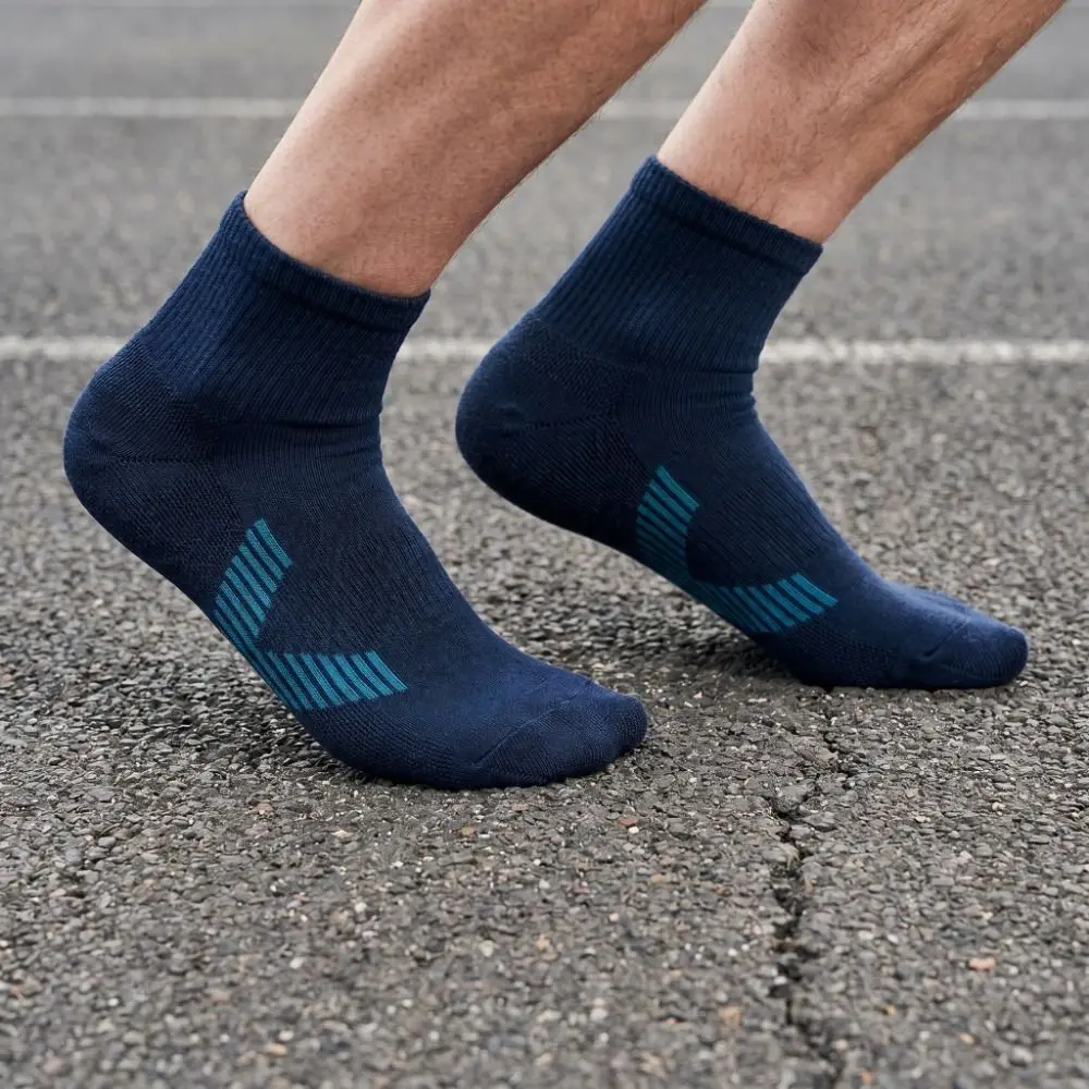 

High Quality Breathable Men's Socks Sweat Absorption Stripe Pattern Sports Socks Cotton Athletic Socks Winter Season