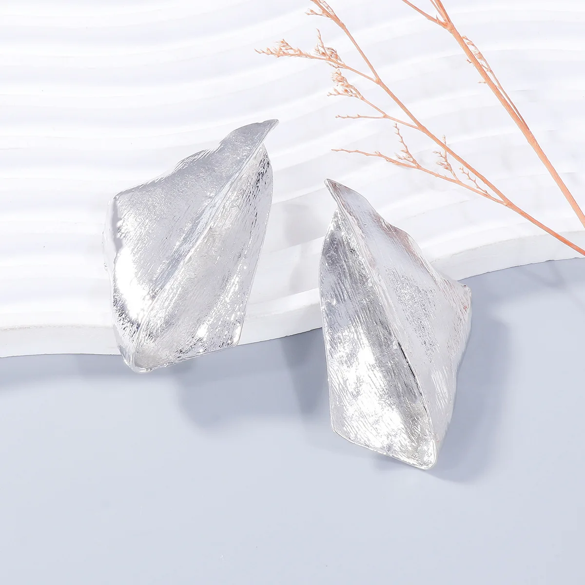 HUANZHI Vintage Metal Texture Irregular Leaf-shaped Geometric Large Earring for Women Statement Chunky Trend Jewelry 2024 New