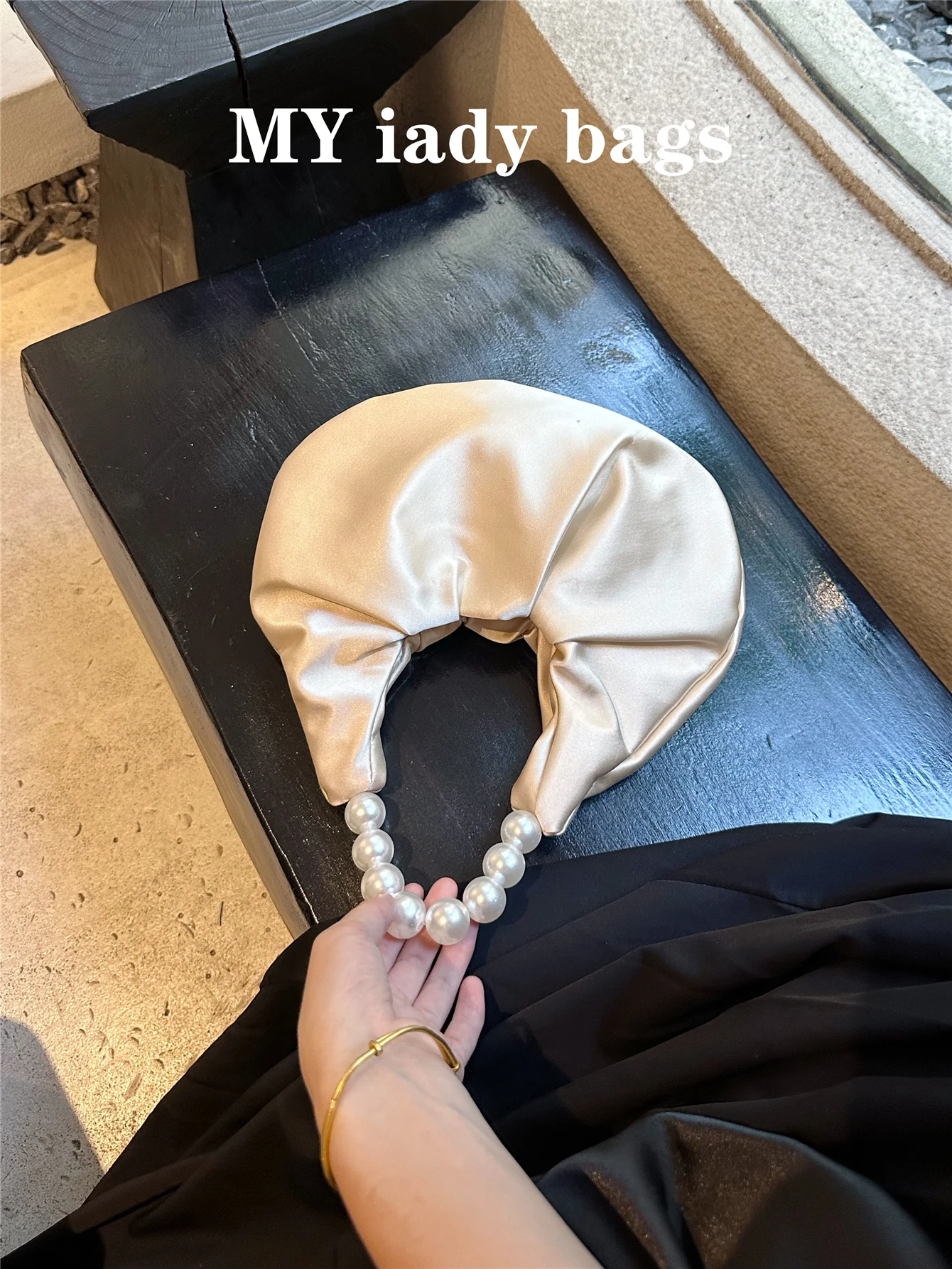 

Folded Cloud Design Pearl Handbag Elegant Dinner Clutch Bag Unique Design Summer 2025 Women's Fashion Handbag Satin Material