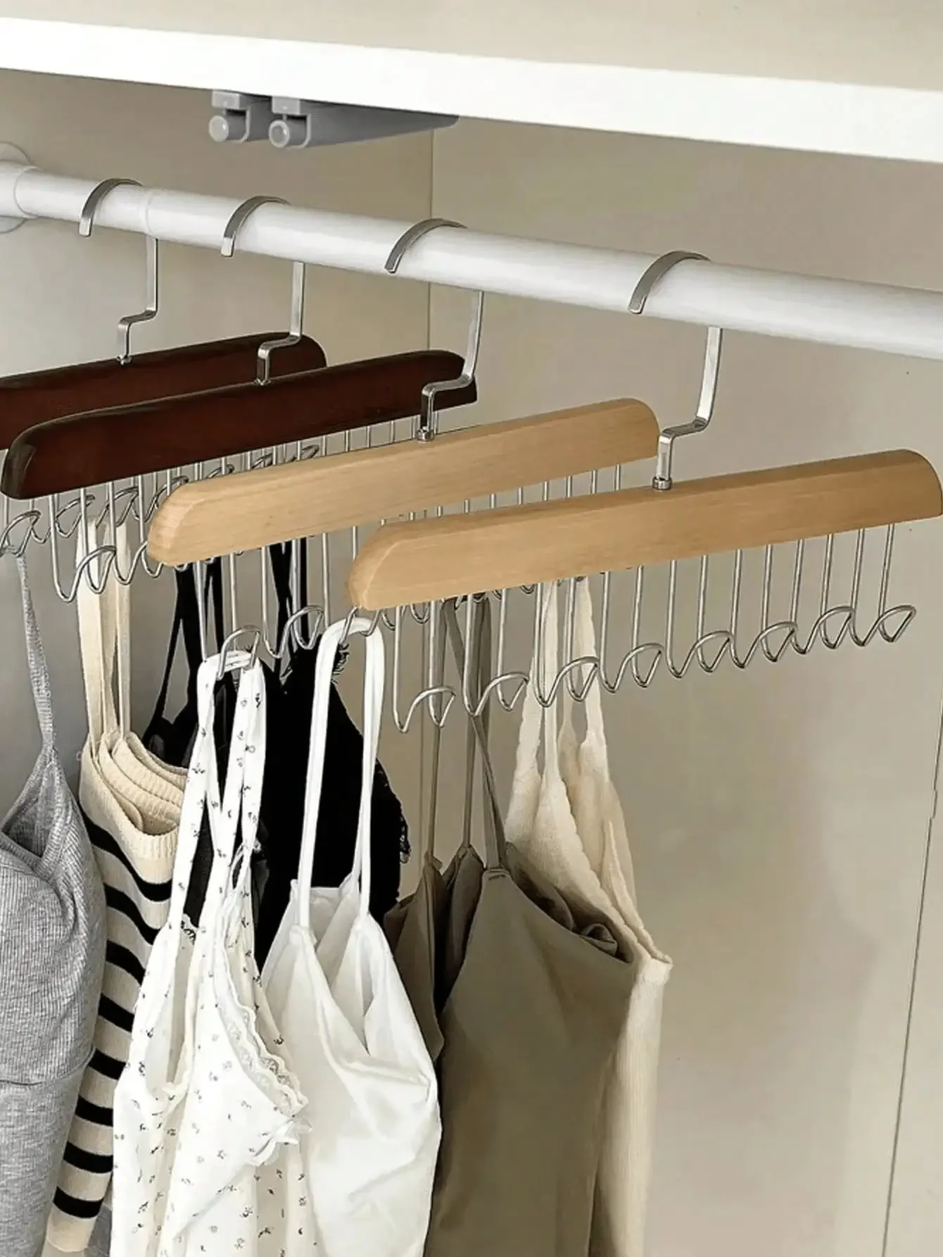 Juego de 3 Perchas Multifuncionales de Madera, 8 Ganchos, 360° ° Rotación, ahorra espacio, puede colgar sujetadores, camisas, ropa interior, chalecos, sombreros, corbatas, tirantes y otras prendas. Percha sin costuras, adecuada para el regreso a clases, material escolar, también un regalo perfecto para cumpleaños, aniversarios