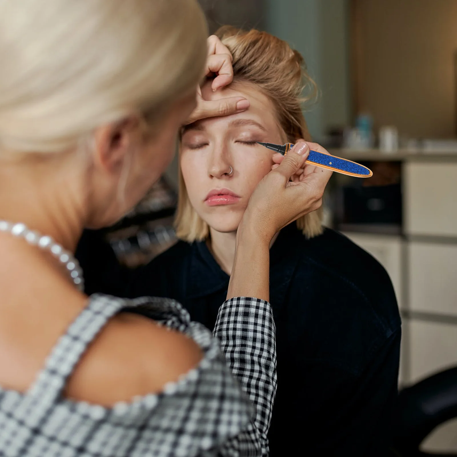 

Diamond Glitter Liquid Eyeliner Pen Smooth Long-Lasting No Blooming Self-Adhesive For Women Makeup Tools