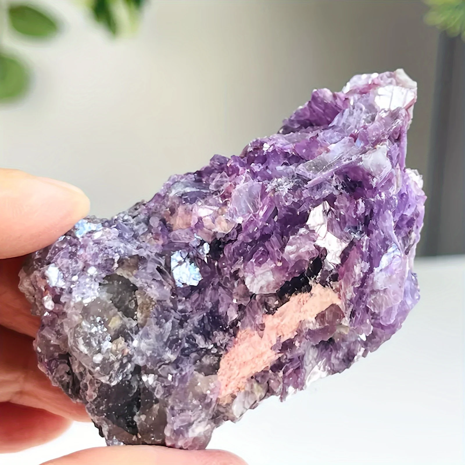 Un brillante espécimen de mica de litio natural de color púrpura, elegantes cristales minerales de mica, adecuados como regalo y decoración para el hogar.