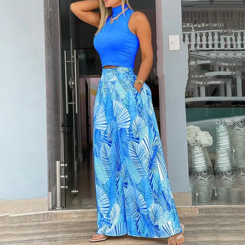 

Женский комплект из двух предметов, укороченный топ без рукавов с принтом и высоким воротником и длинные брюки с широкими штанинами и карманами, лето 2023