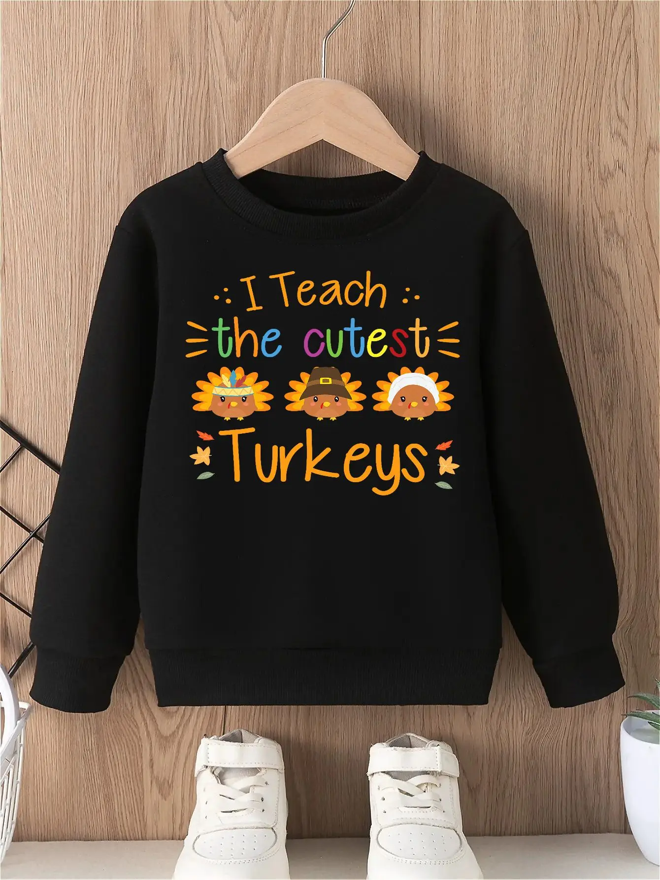 سويت شيرت بدون غطاء للرأس للفتيات لعيد الشكر "I Teach the Cute Turkeys" تصميم برسومات تركية لطيفة مثالي للاحتفالات في العطلات