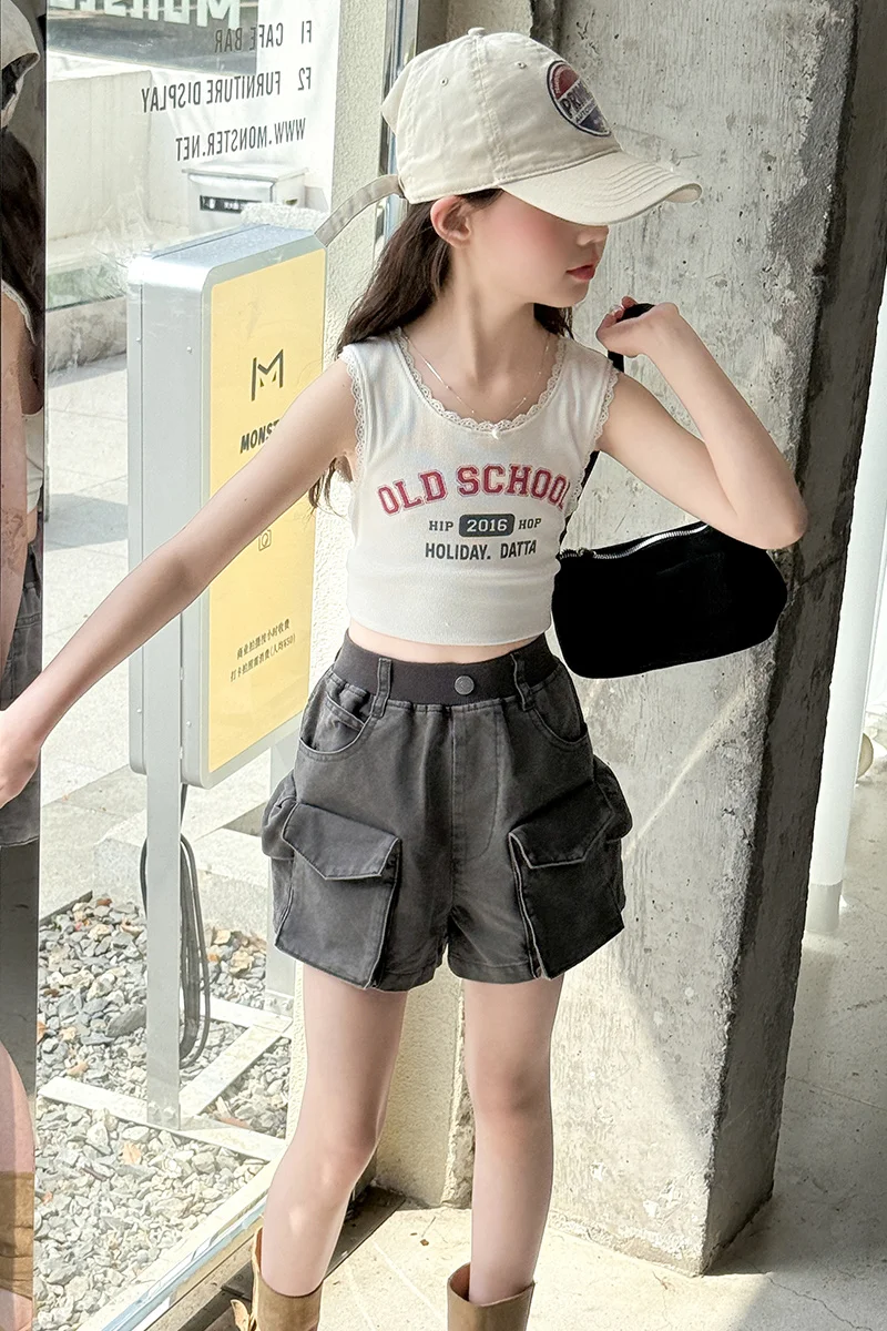 Kinderkleidung: Coole Mädchen-Sommer-Vintage-Tanktops mit Buchstabenprint und graue Cargo-Denim-Shorts – Modische Streetwear 2026 – Detail 13