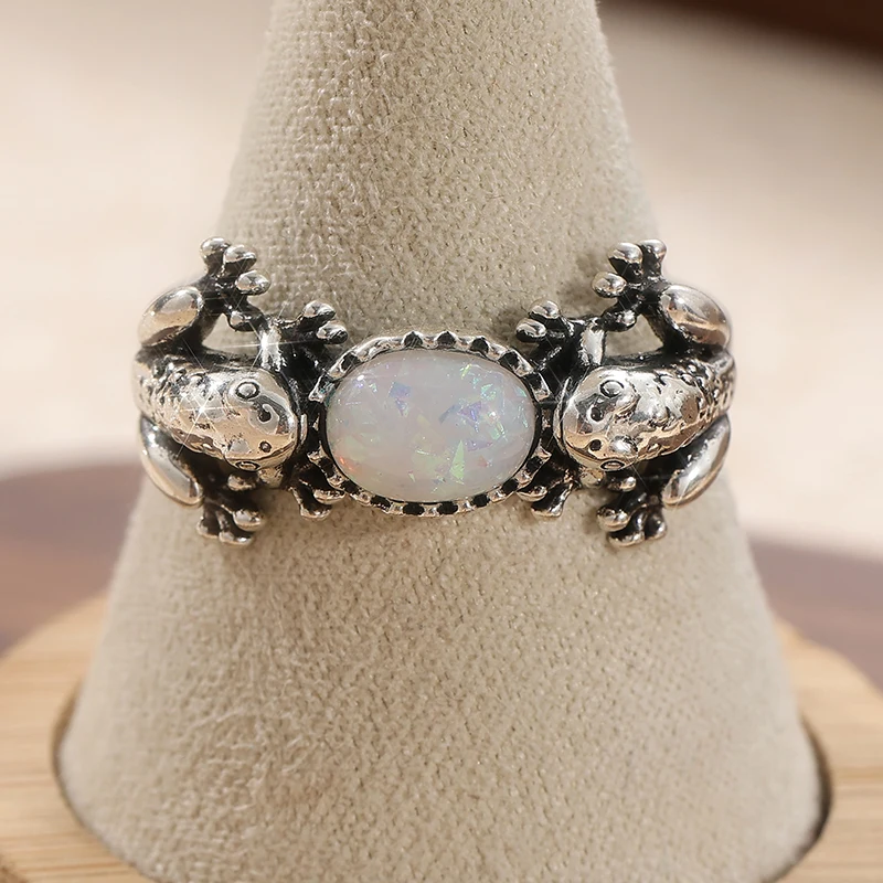 Women's Vintage Delicate Frog Relief Synthetic Opal Artistic Ring Fashion Personality Banquet Festival Silvery Jewelry Accessory
