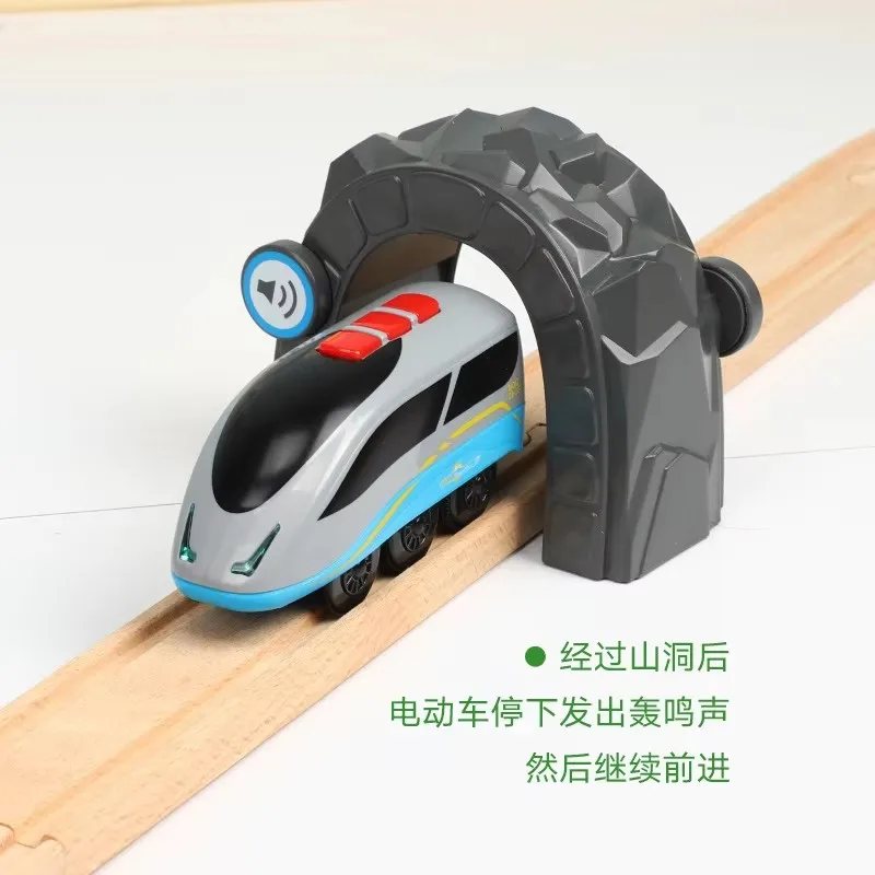 Elektrischer Zug für Kinder, Spielzeugauto, Höhlenset, kabelloser Induktions-Klingszug, der die Höhle überquert, geeignet für die meisten Holzschienen B434