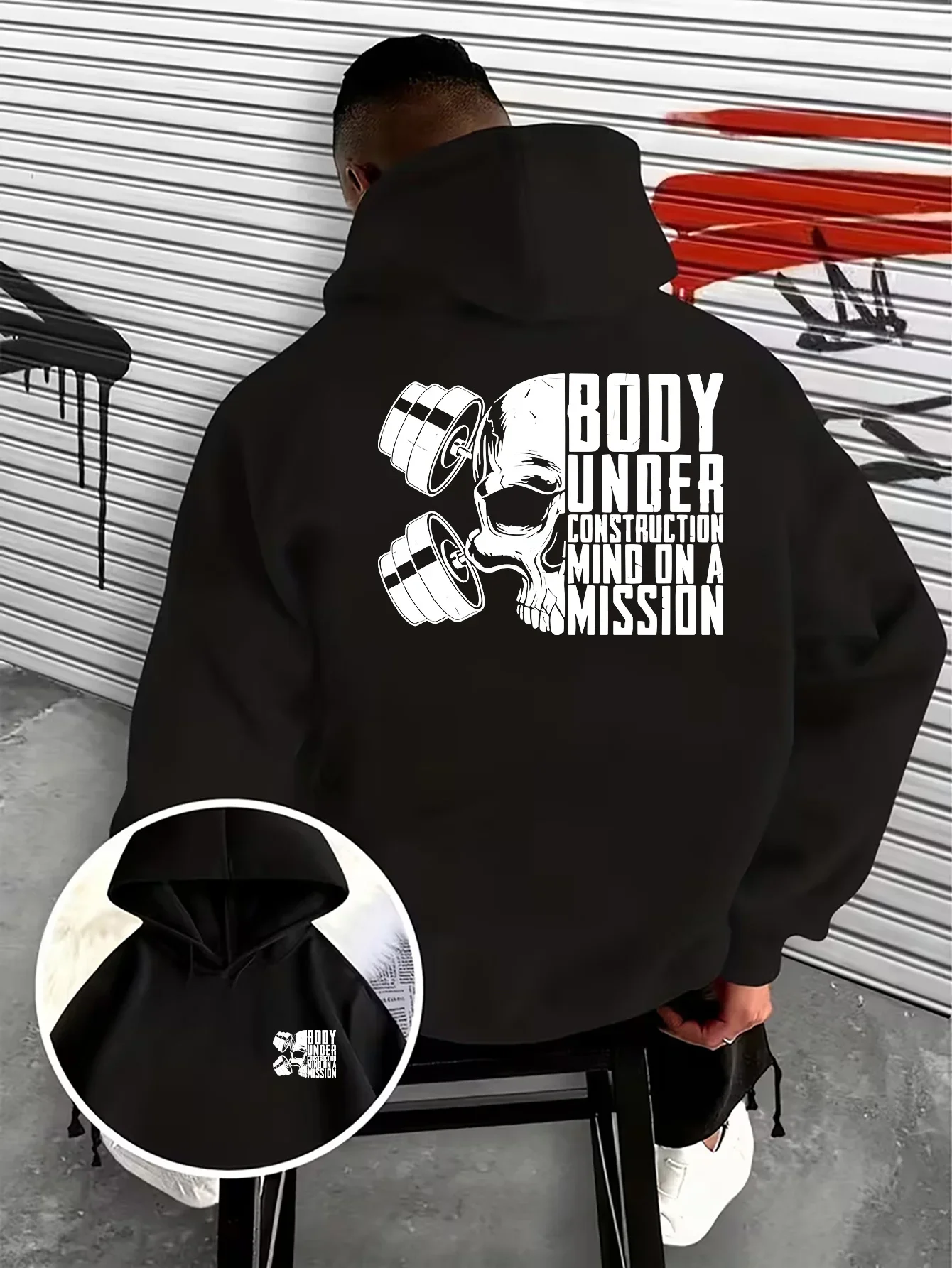 Moletom com capuz estampado com caveira e halteres para treino masculino, com texto motivacional estampado na frente e nas costas, estilo streetwear.