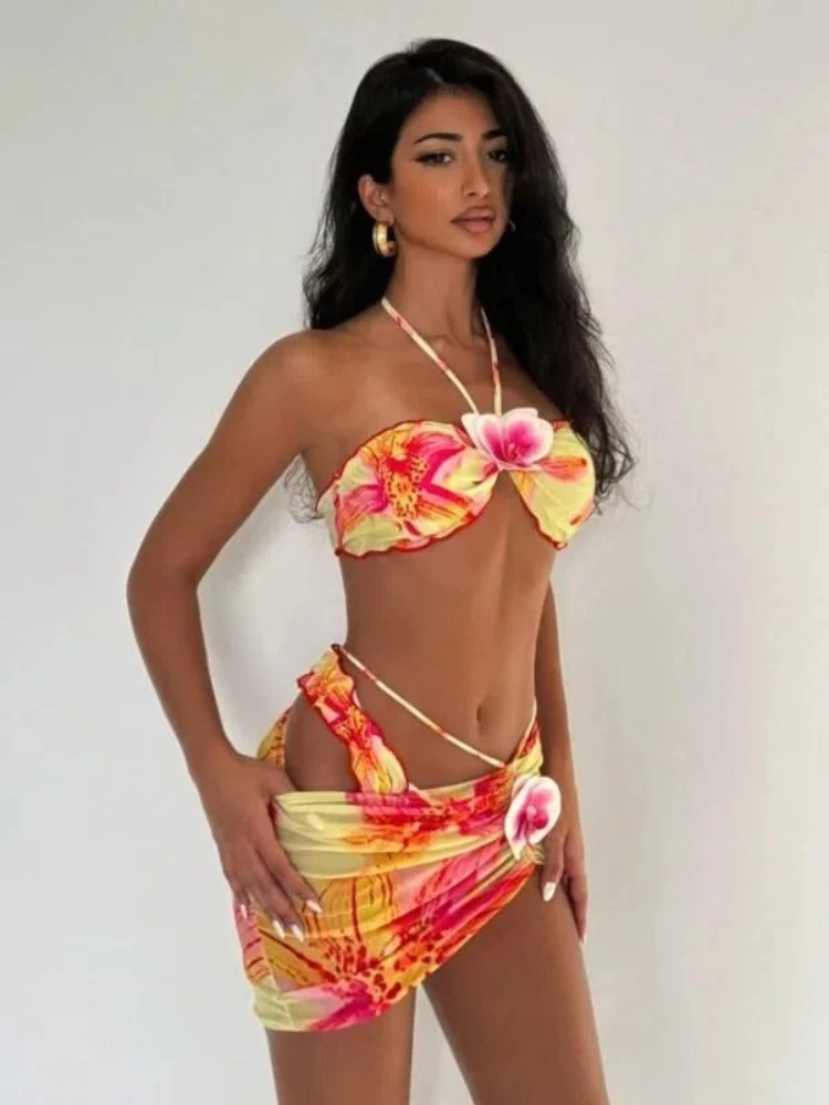 3-teiliges rückenfreies Neckholder-Bikini-Set für Damen, körperbetonte Unterseite mit Aufdruck und Vertuschung, sexy Blumen-Boho-Bademode, Sommer, Strand, Neu