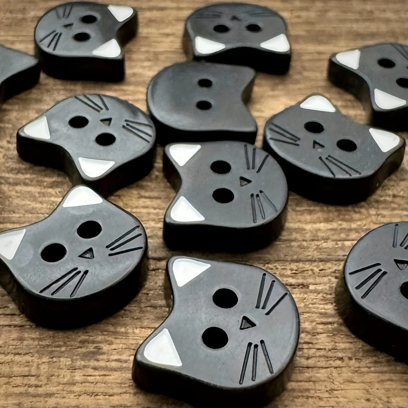 【セール中】かわいい漫画の黒猫ボタン、白い耳付き樹脂 DIY クラフトボタン、縫製やクラフト用、衣料品用の装飾ファスナー