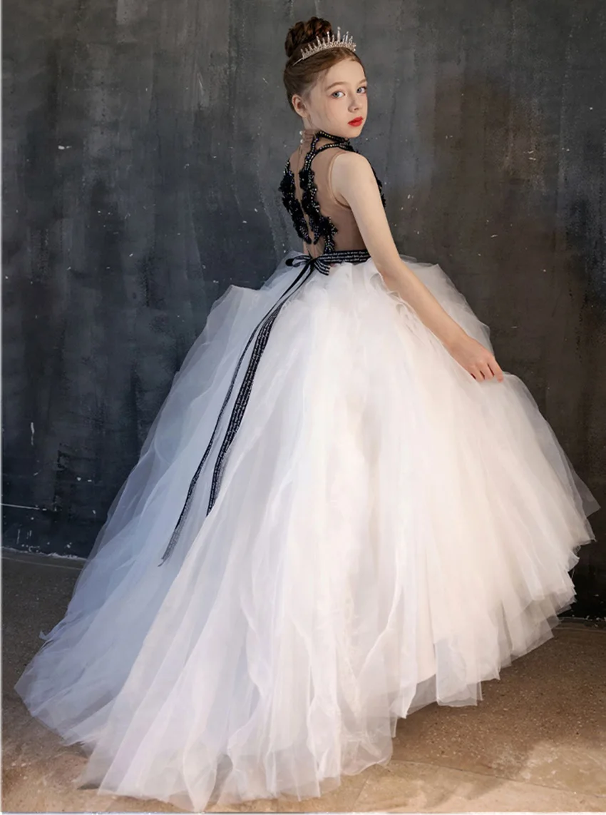 สาวเชือกแขวนคอคอสีดําและสีขาวคอนทราสต์แฟชั่นชุดวัยรุ่นที่งดงามสาวแต่งตัวคอนเสิร์ตชุดคอนเสิร์ตขนาดเล็ก/กําหนดเอง